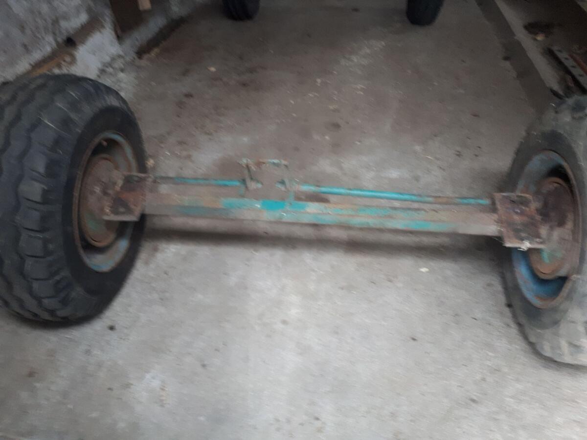 Achse mit Felgen und Reifen 3