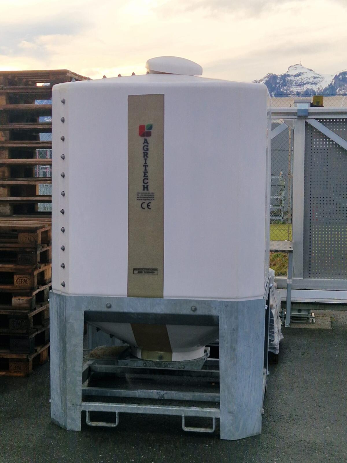 Gebrauchter GFK-Kleinsilo 2