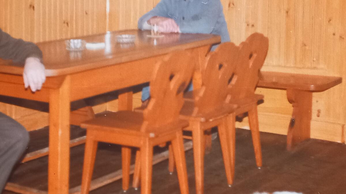 Holzsessel und Tische 2