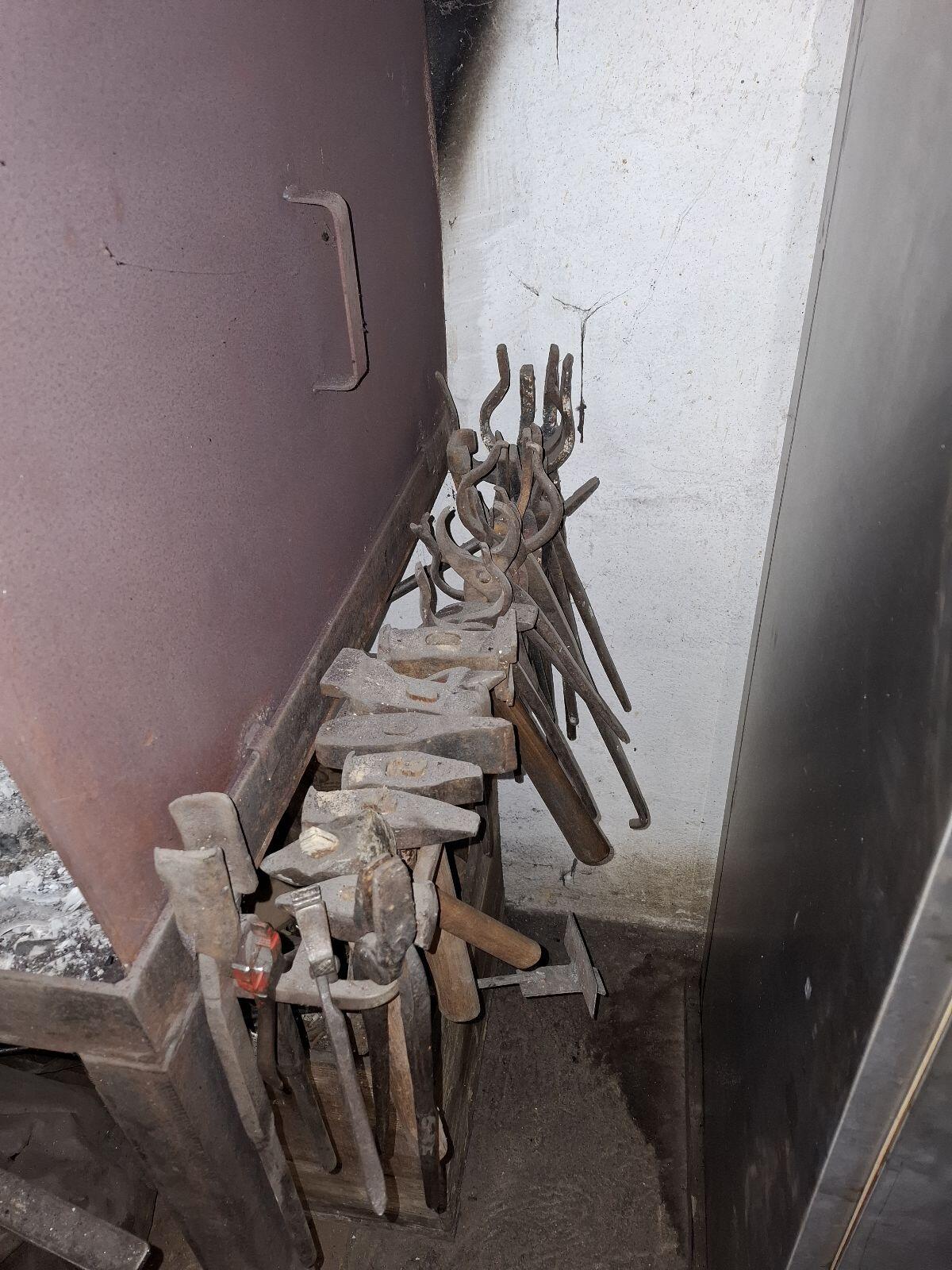 Eisenschmiede mit Gebläse und Zubehör 2