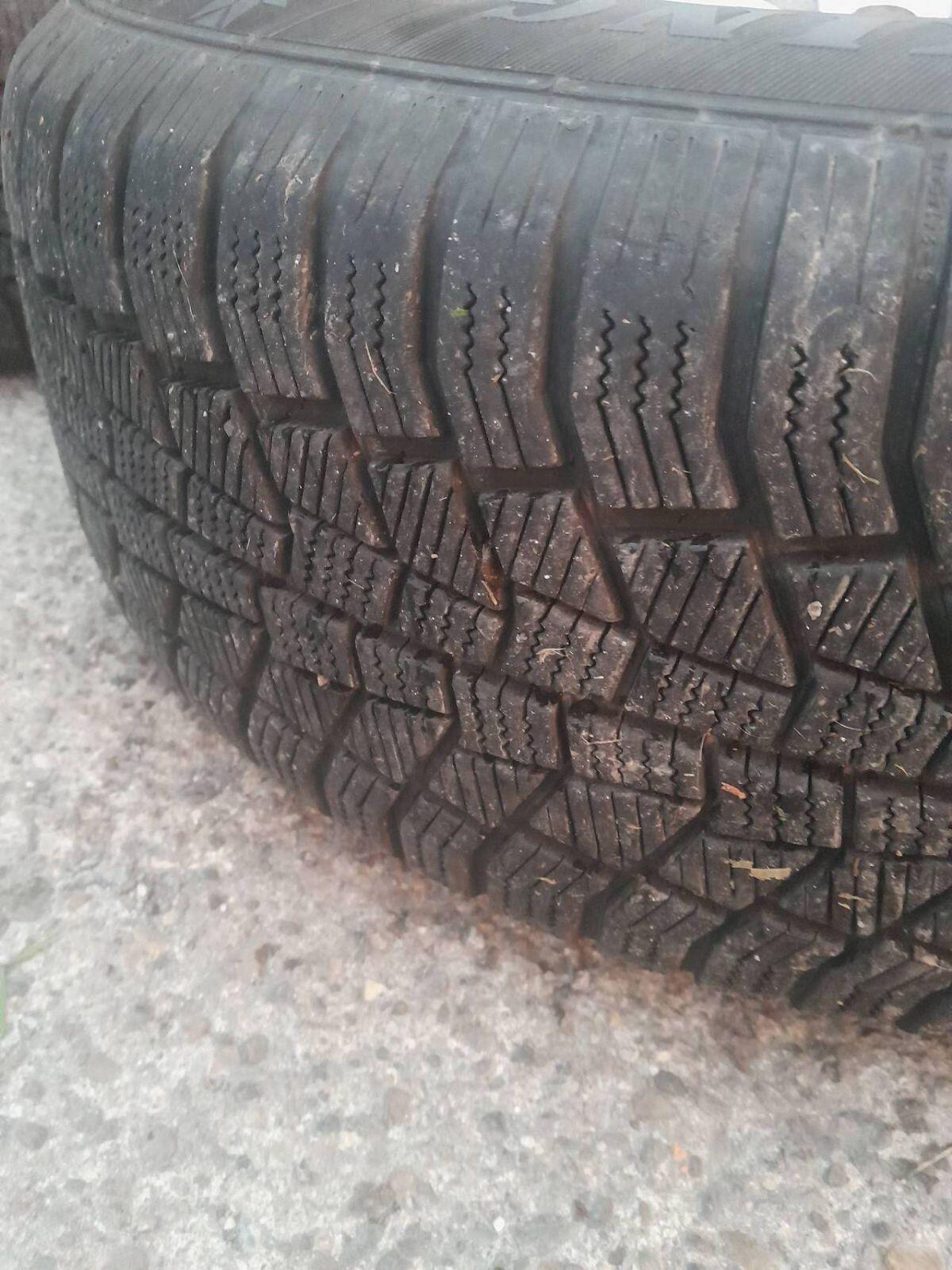 Autoreifen mit Alufelgen 2