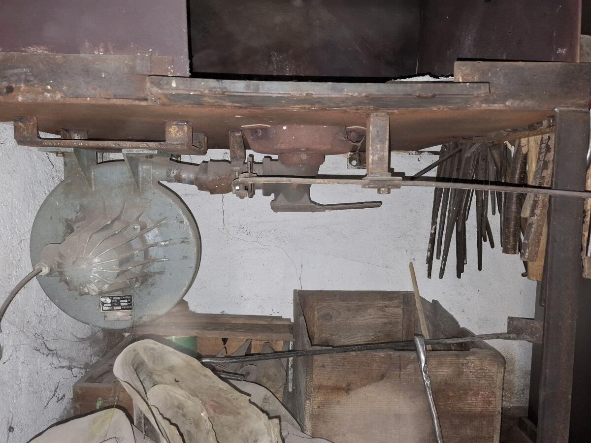 Eisenschmiede mit Gebläse und Zubehör 3