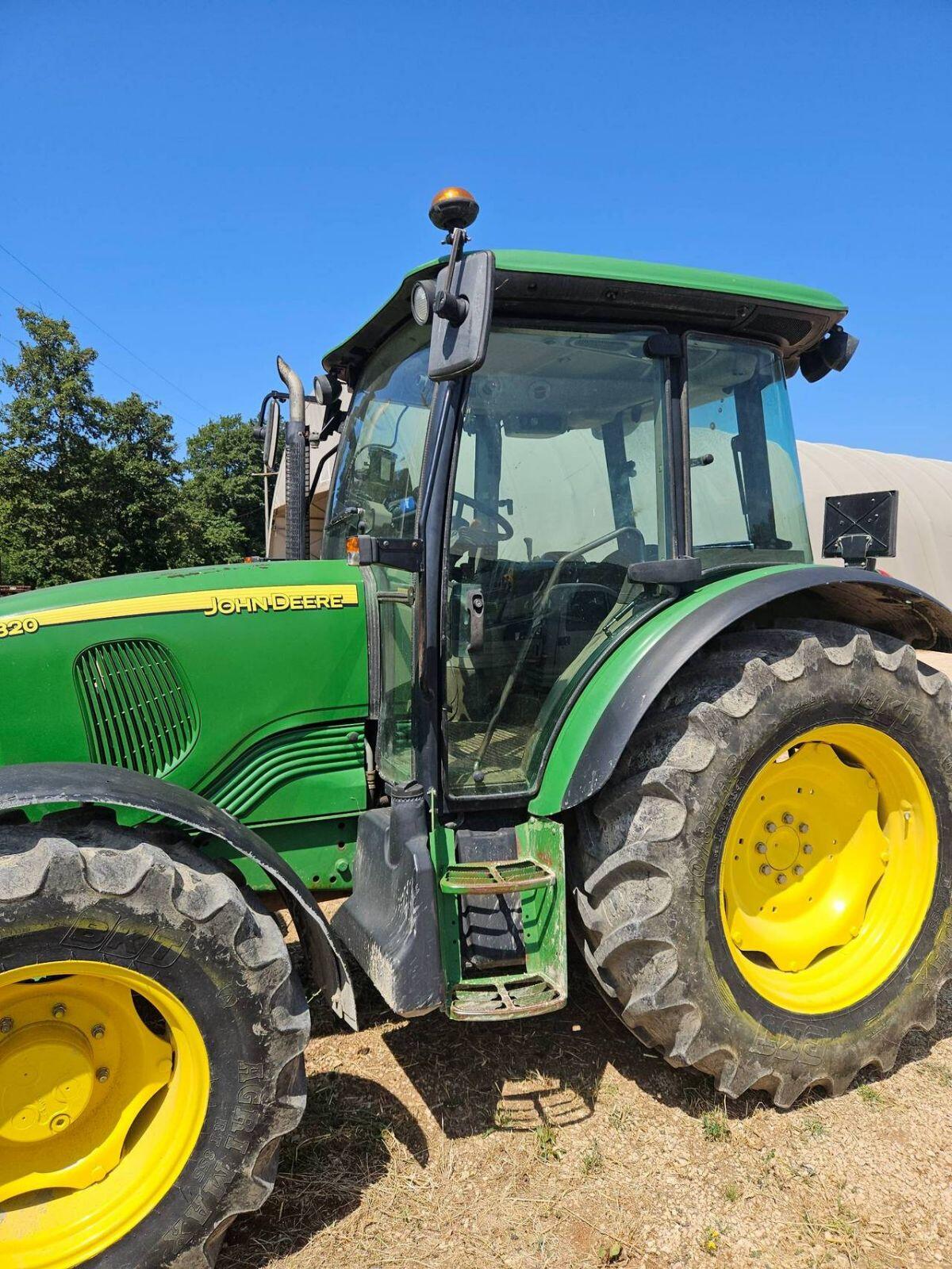 John Deere 5820 3