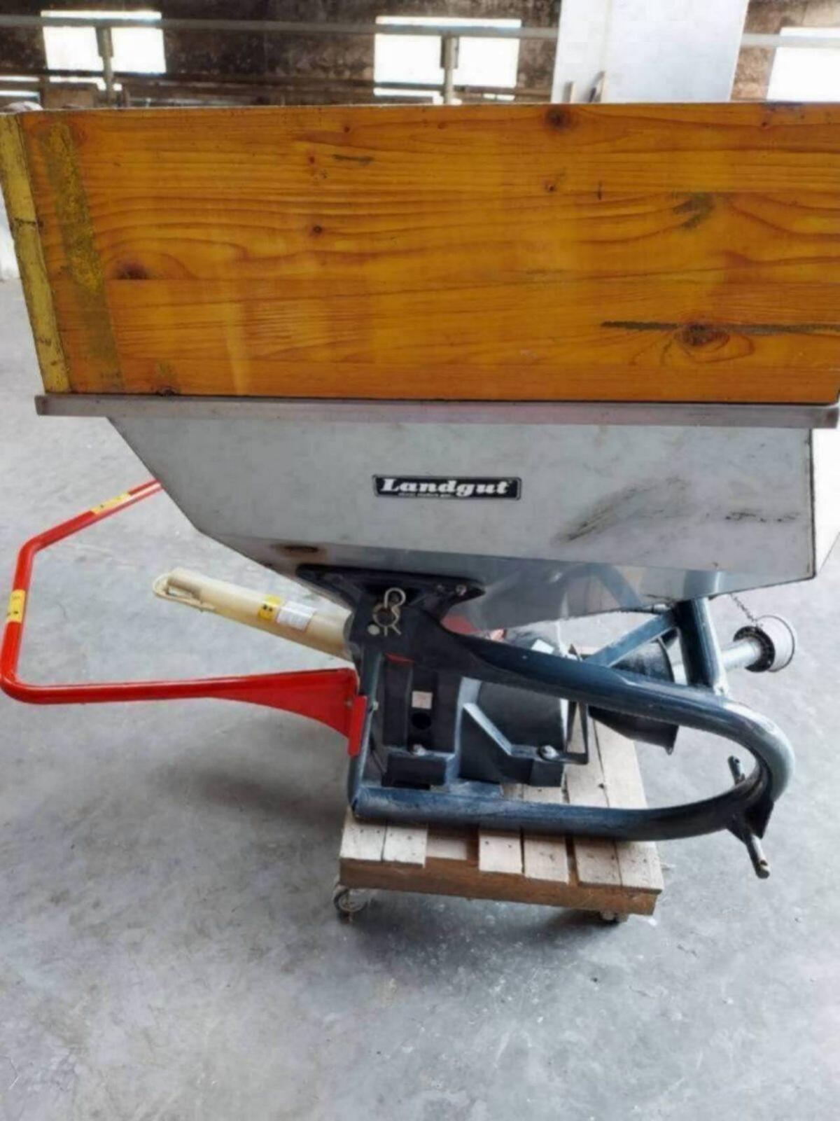 Neuwertiger Kunstdüngerstreuer 12 m breit 2