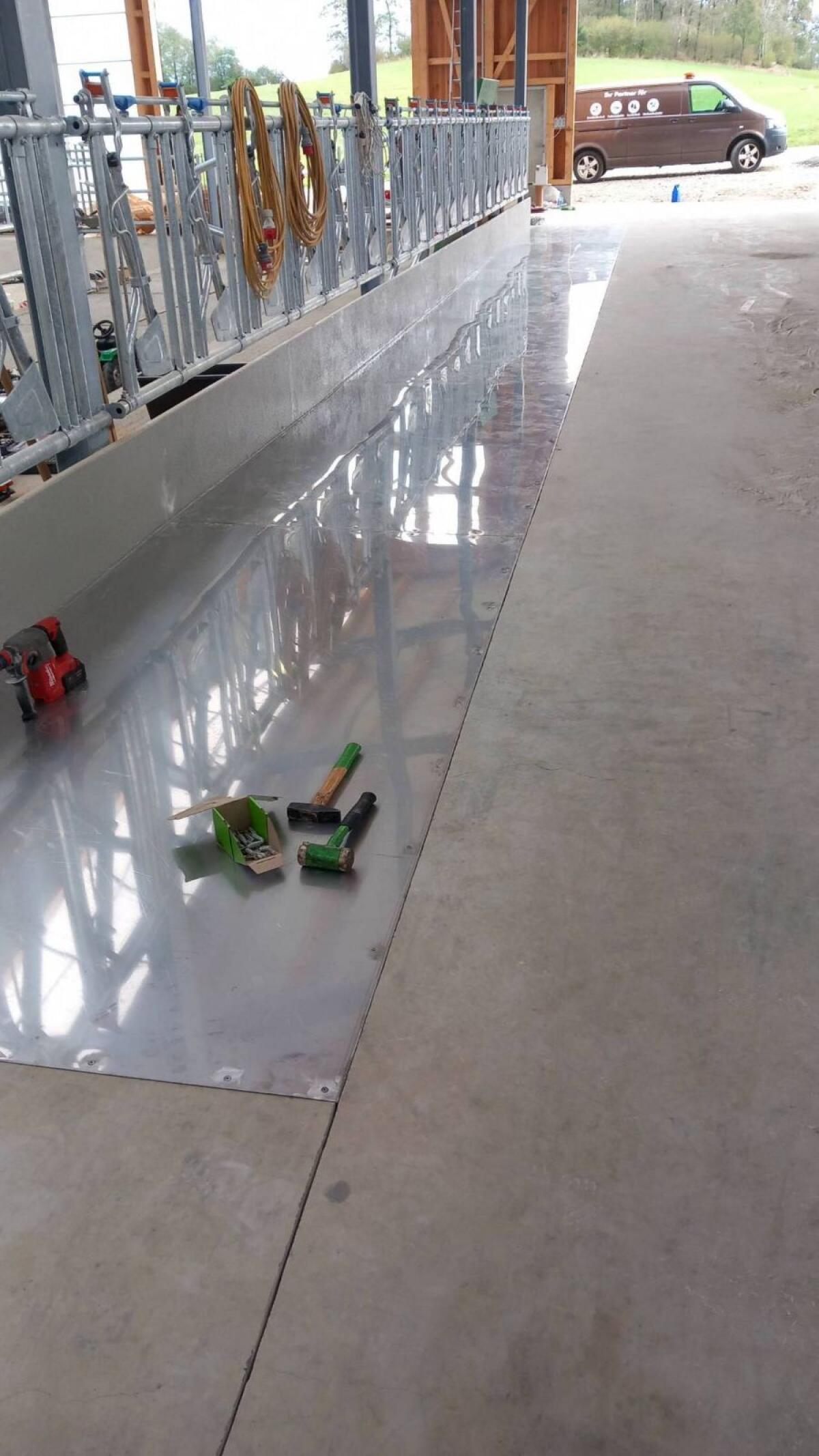 Edelstahlfuttertisch 2