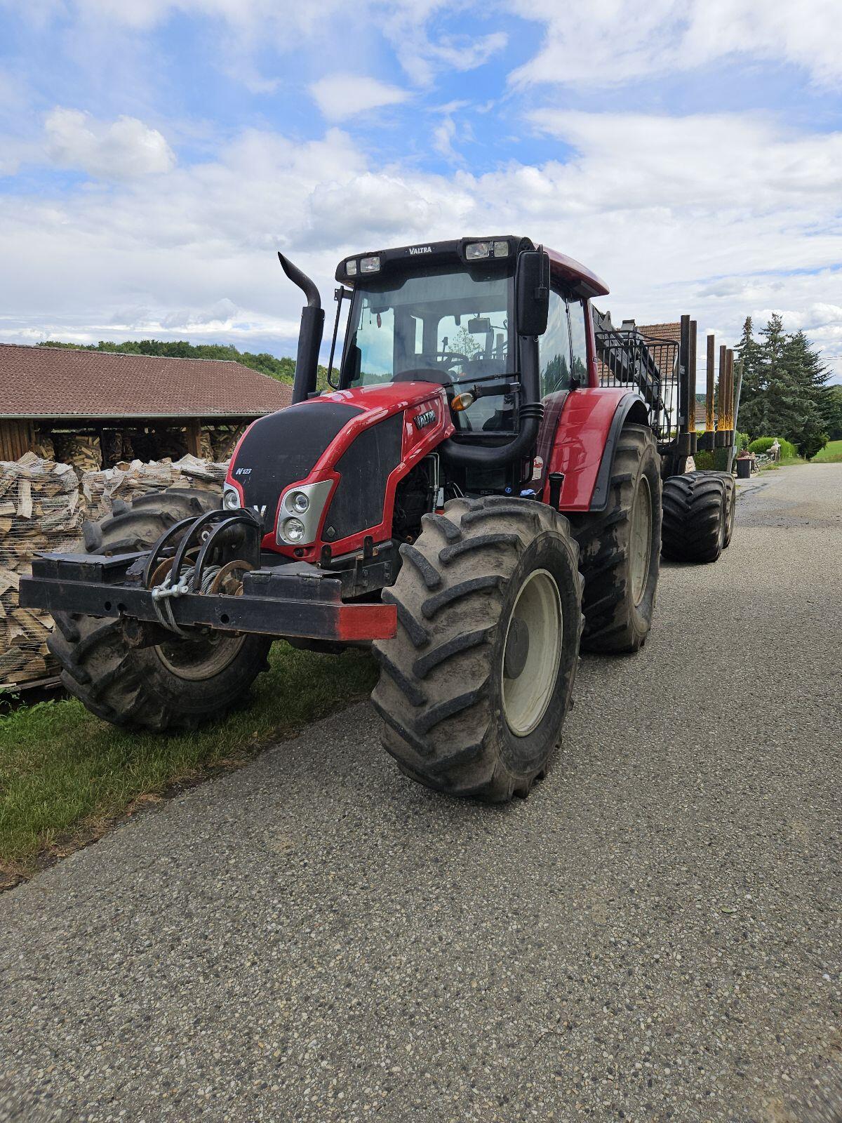 Valtra N123V mit Kronos 140 4wdml 2