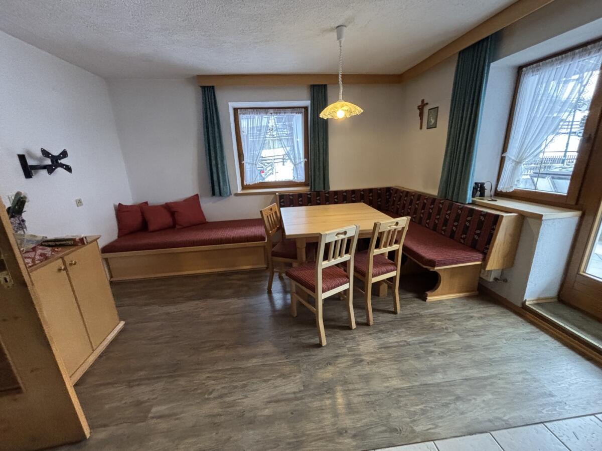 Eckbank mit Tisch und Couch zu verkaufen 2