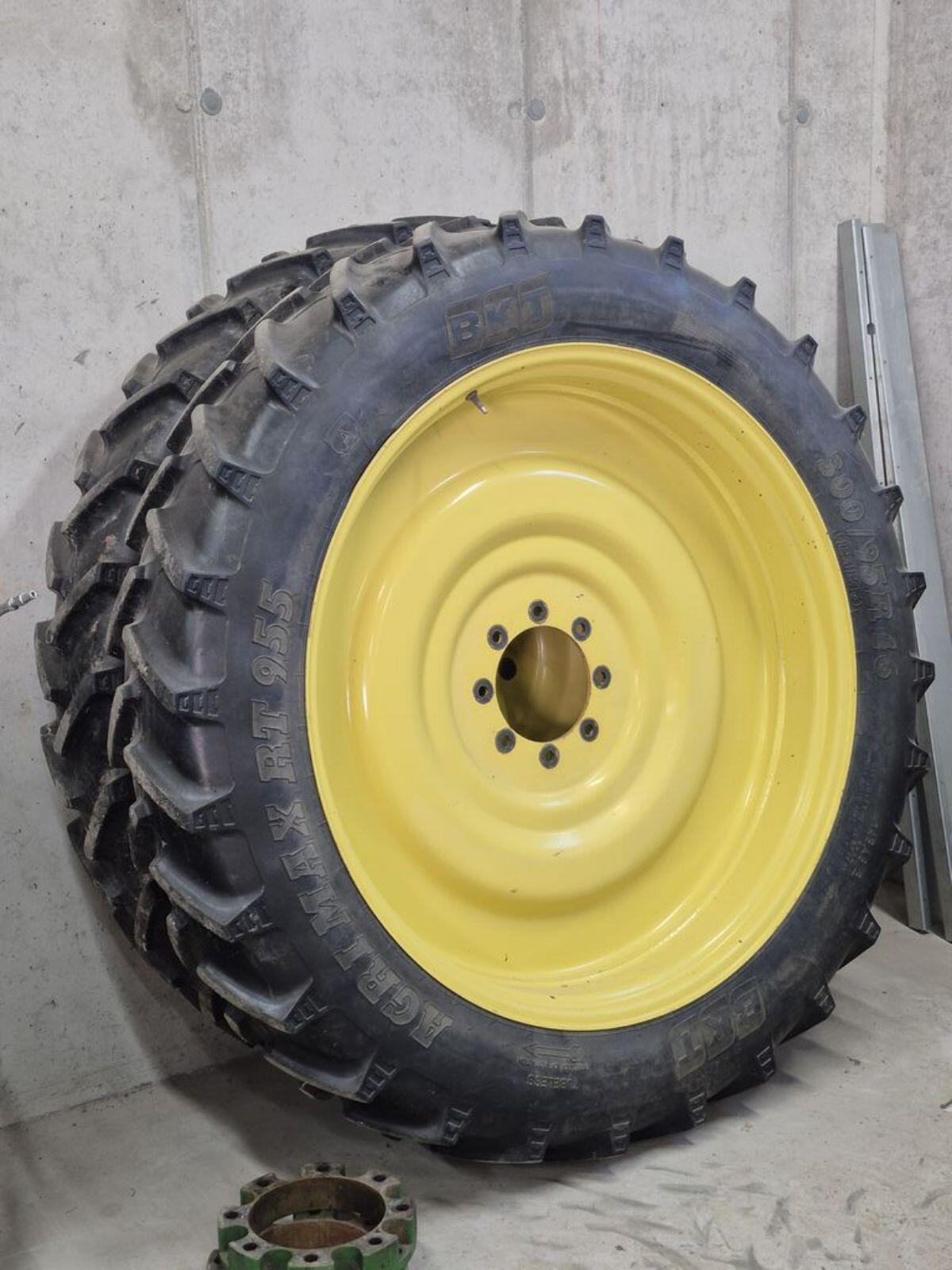 Pflegebereifung John Deere 6130 R 3