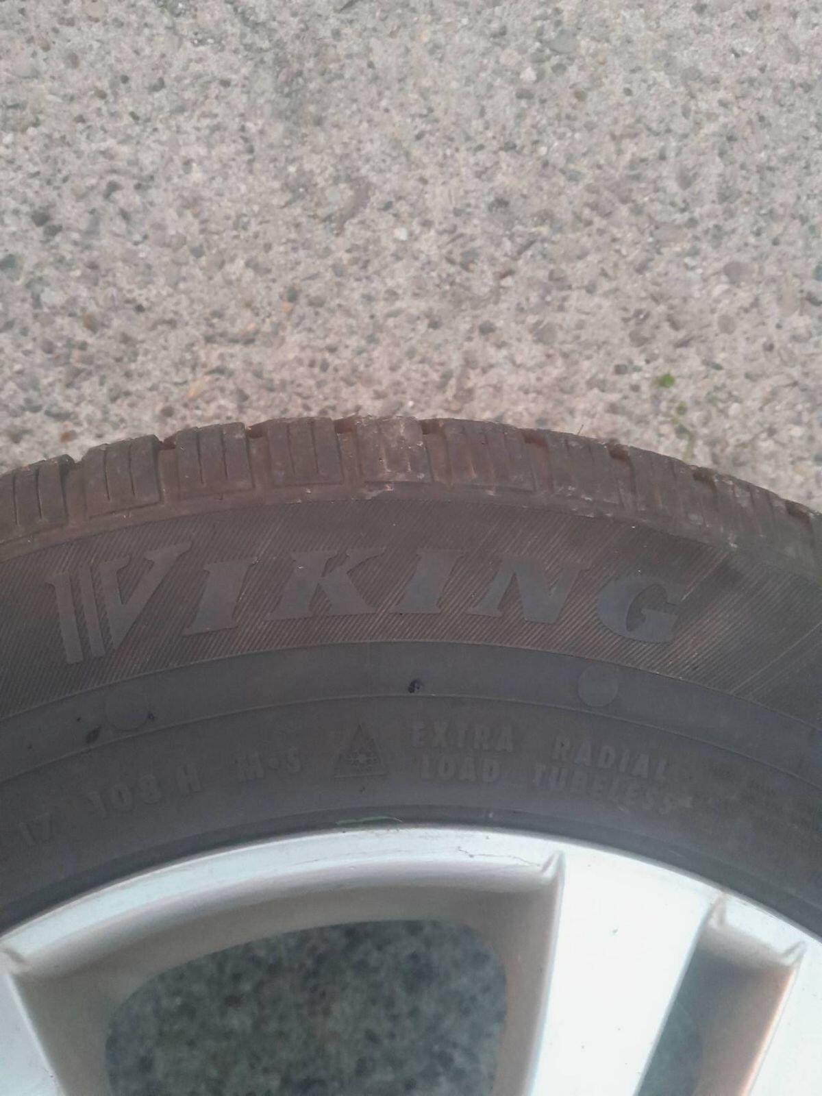 Autoreifen mit Alufelgen 3