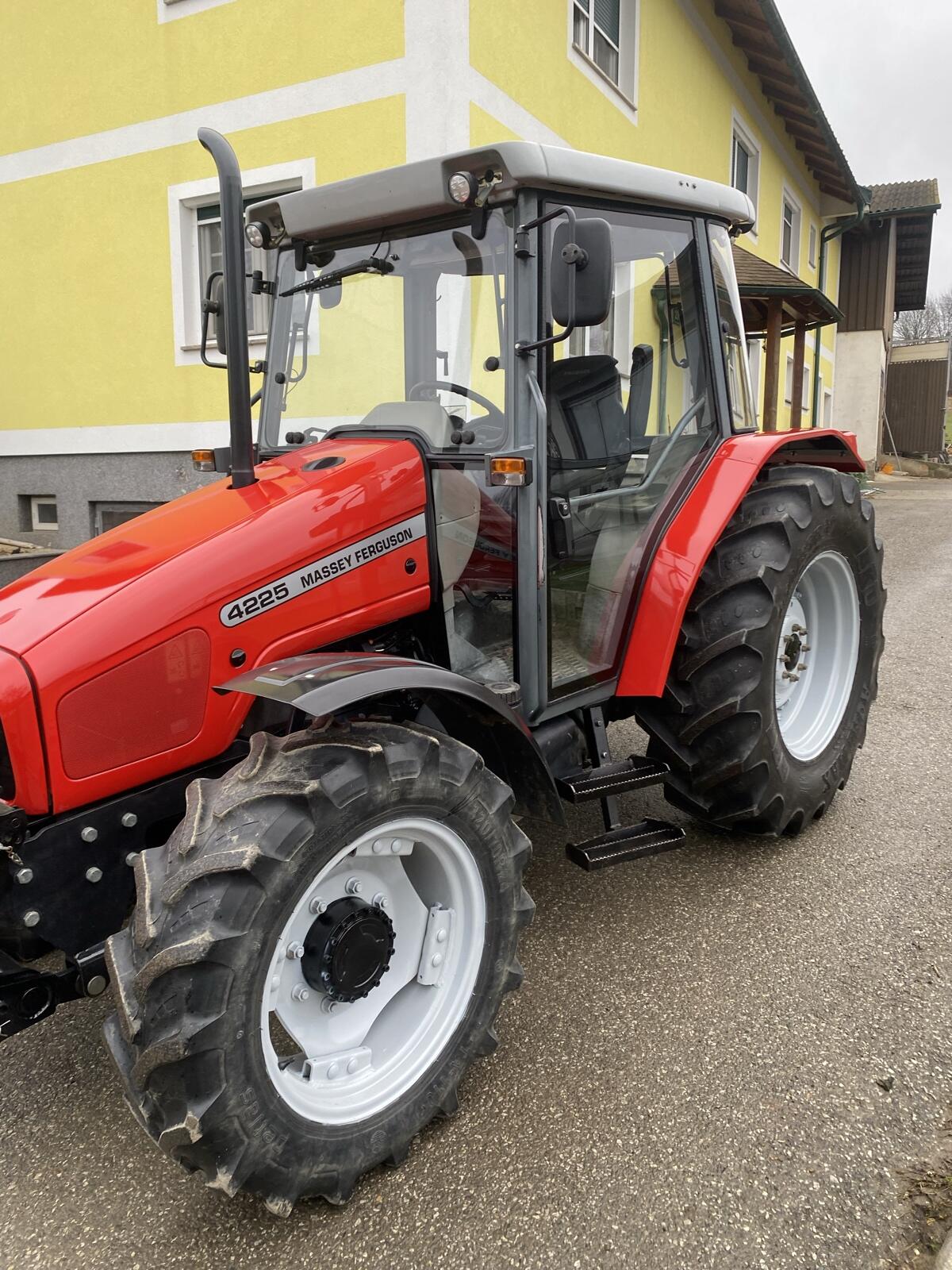 Massey Ferguson 4225 2