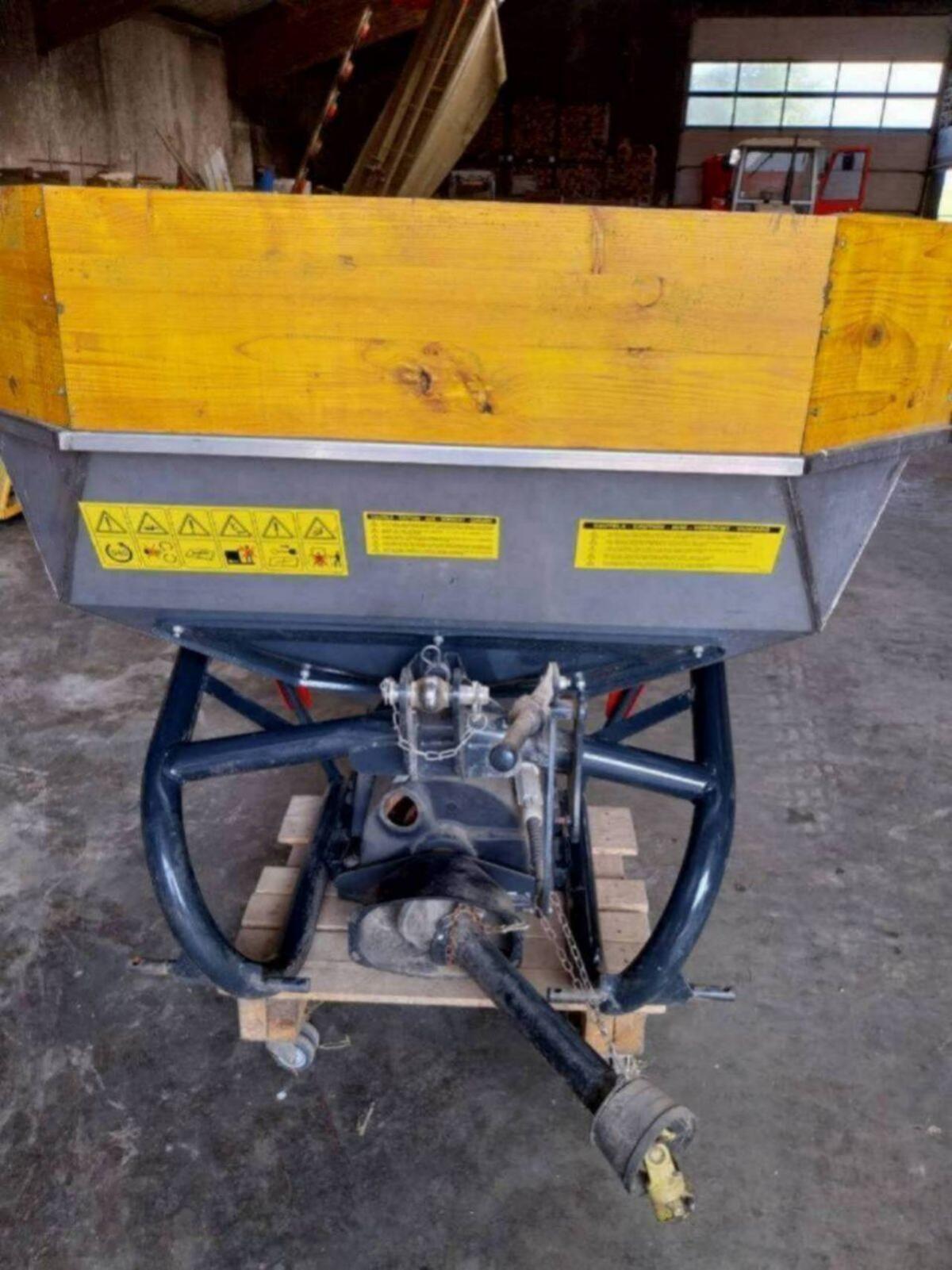 Neuwertiger Kunstdüngerstreuer 12 m breit 3