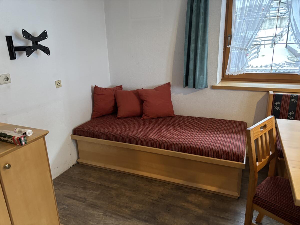 Eckbank mit Tisch und Couch zu verkaufen 3