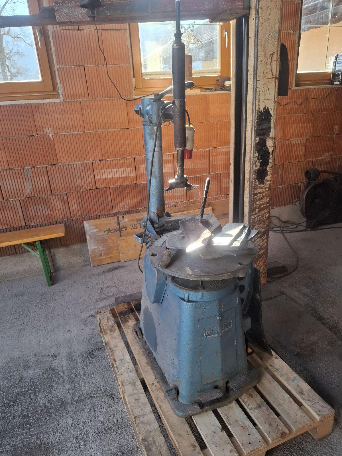 Reifenmontiermaschine 2