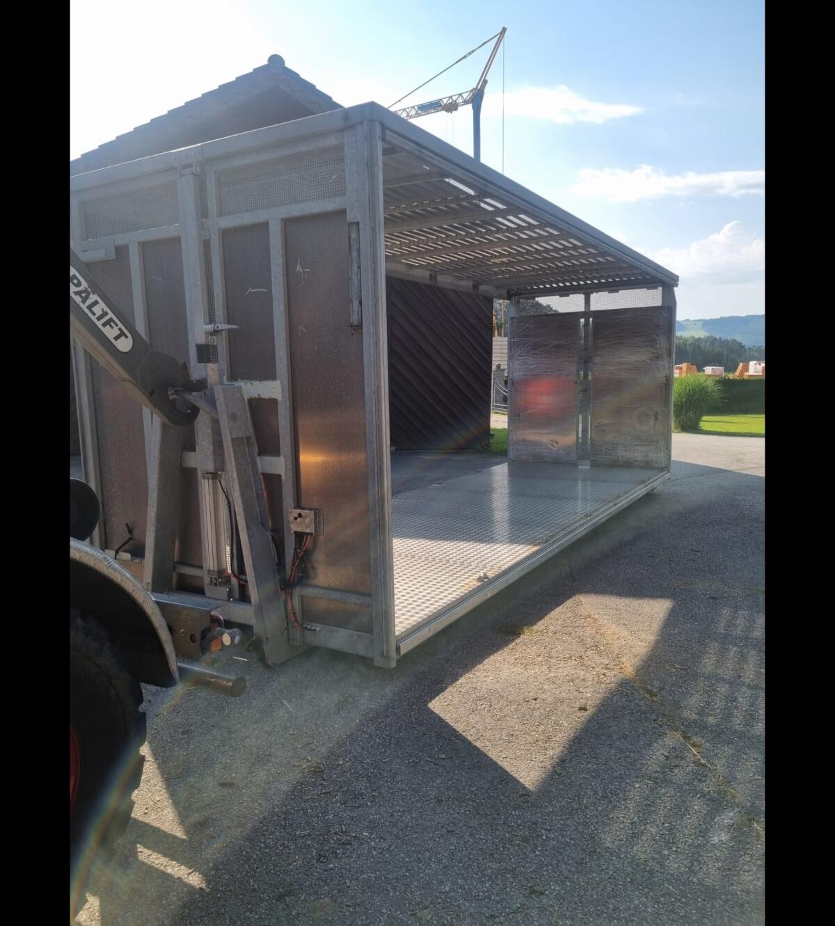 Abrollcontainer mit Hubdach und Seitenplanen 2