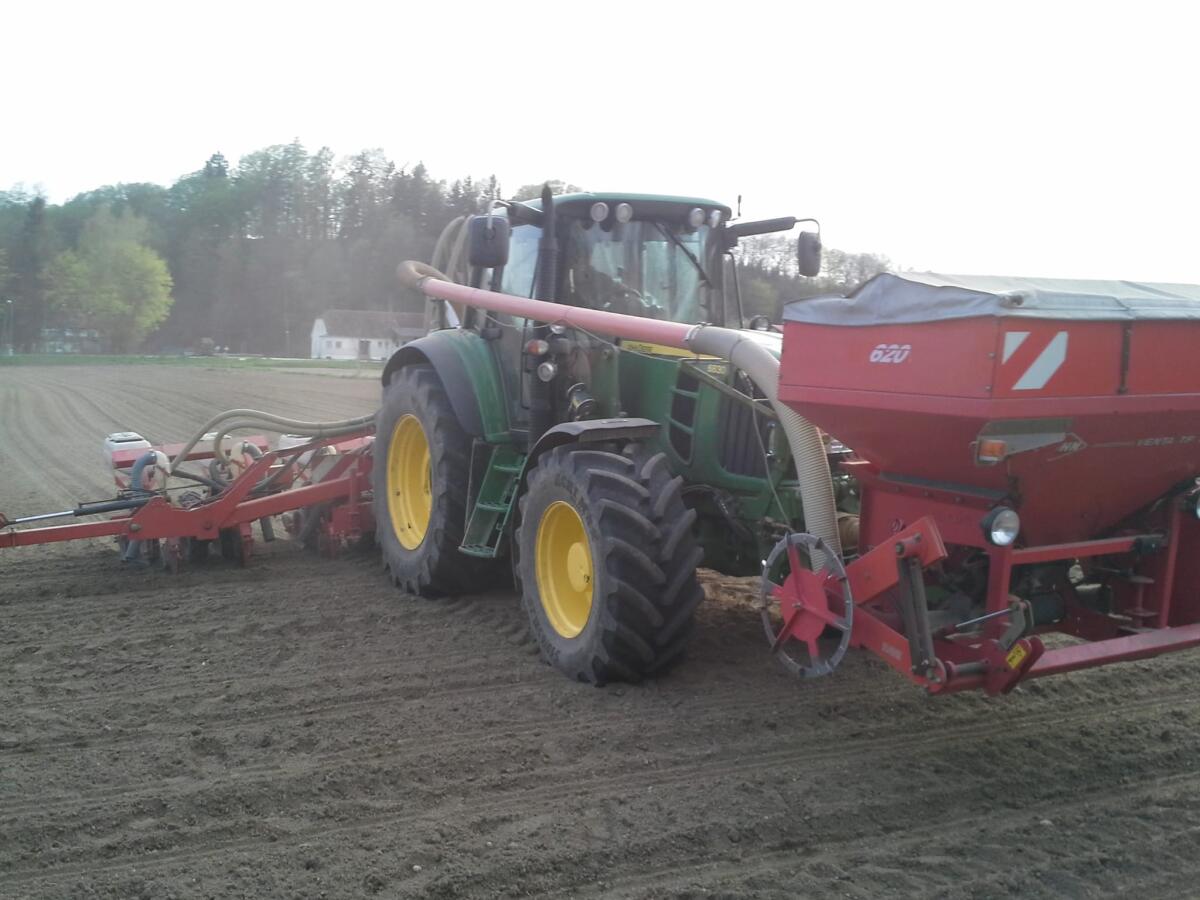 Maissägerät Kuhn Maxima mit Fronttank Rauch M620 2