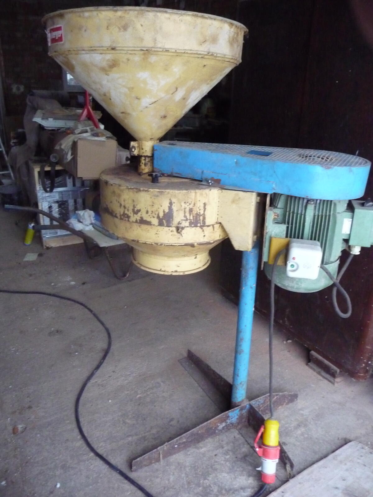 Kornmühle mit E-Motor 3