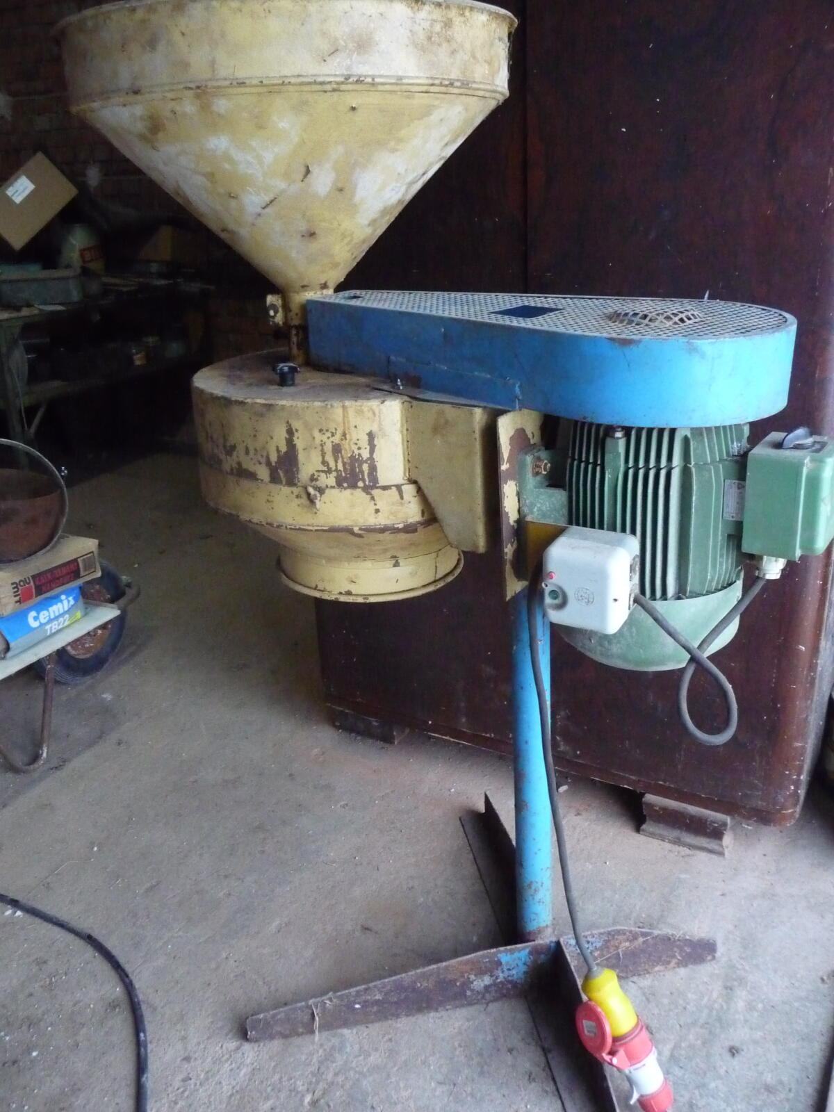 Kornmühle mit E-Motor 2