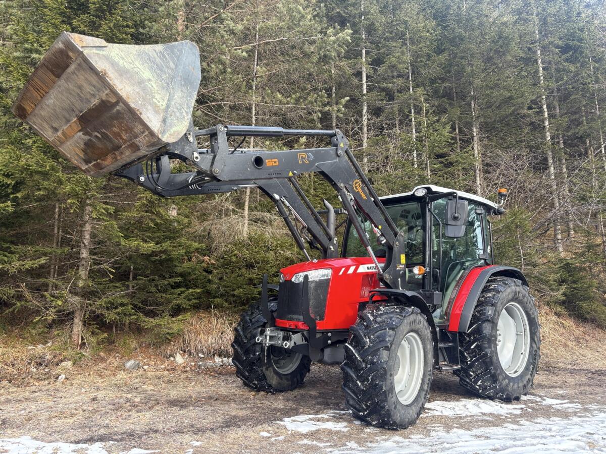 Massey Ferguson 4707 mit Frontlader 2