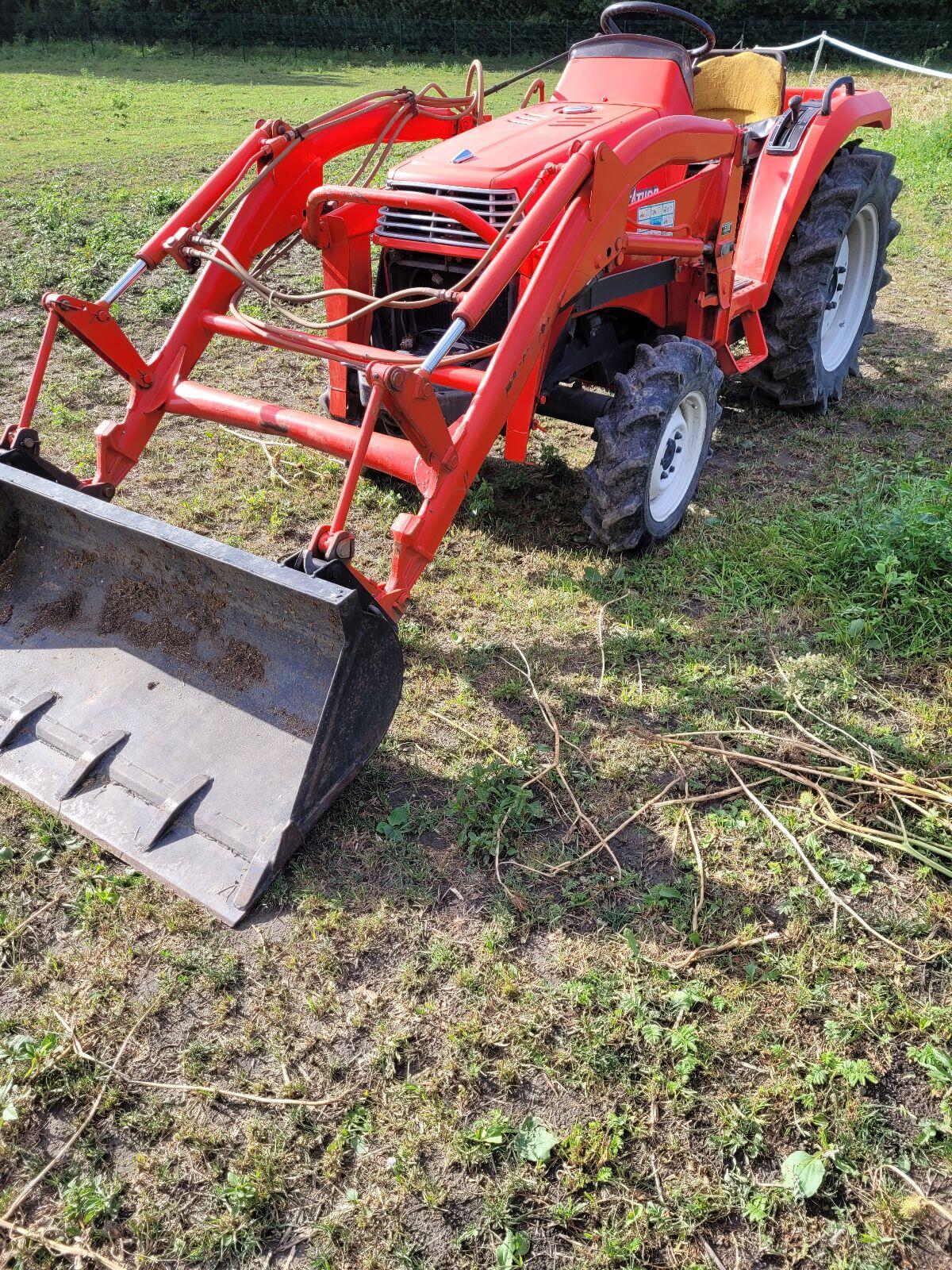 Kubota Traktor mit Frontlader 3