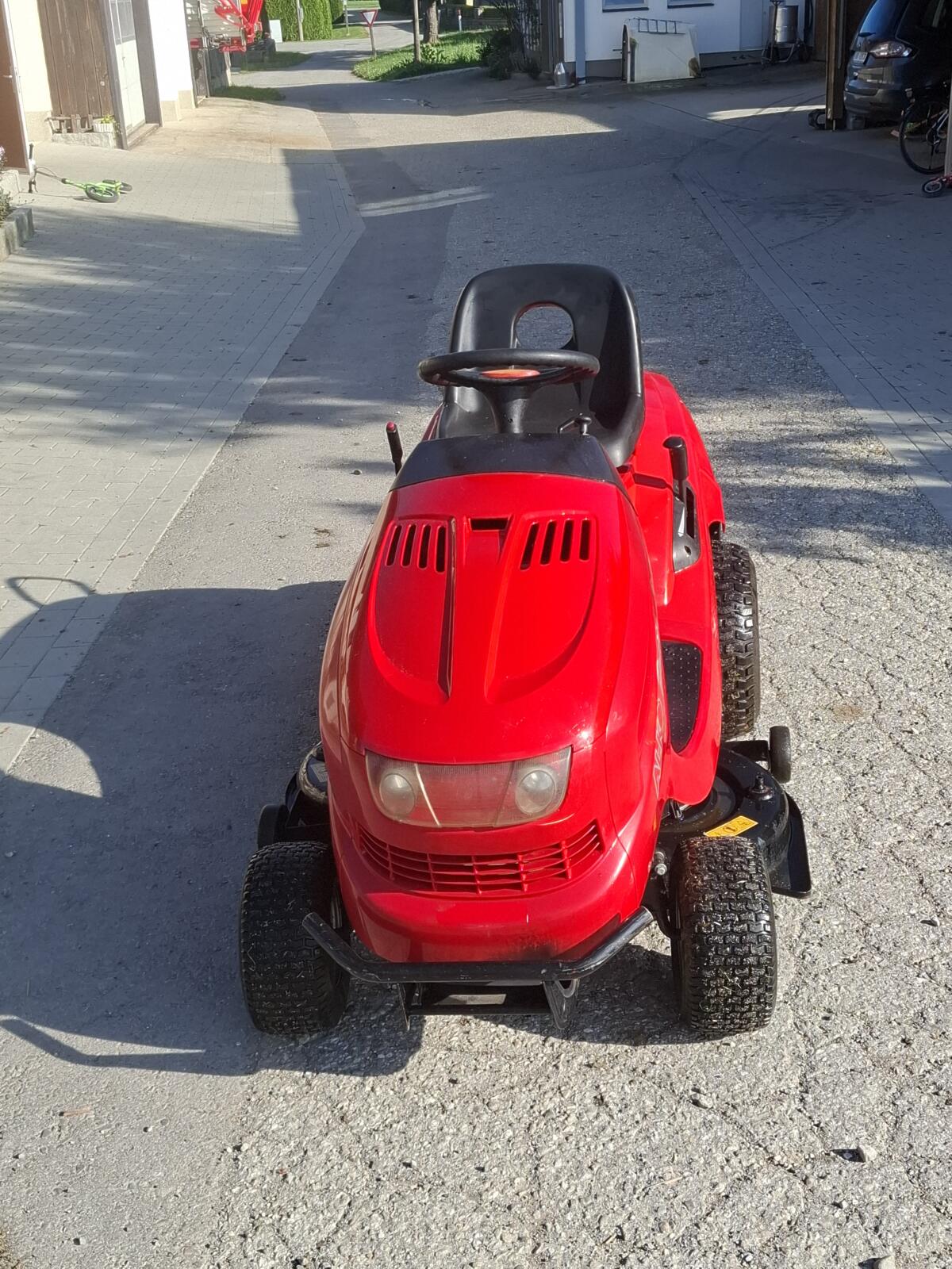 Rasentraktor mit automatischer Korböffnung 2