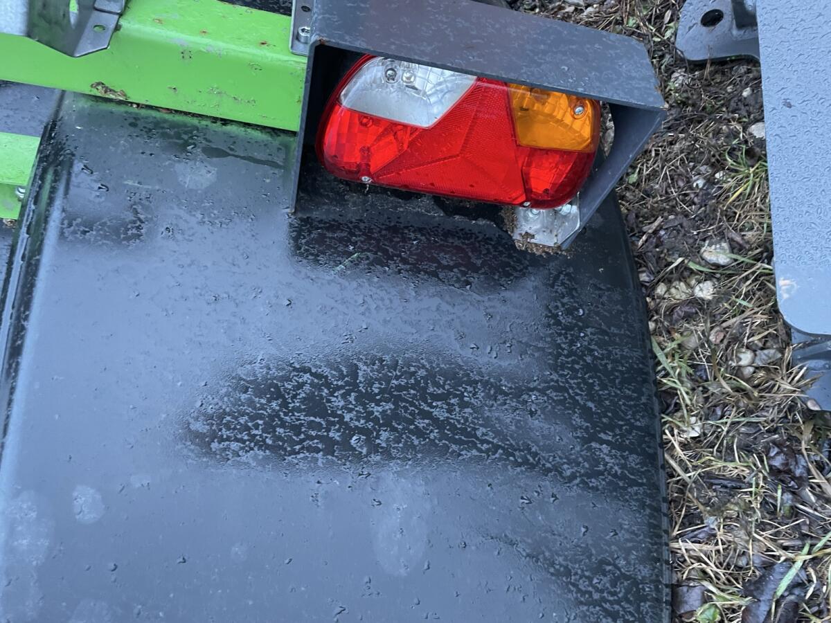 Kotflügel mit Aufhängung und Licht 2