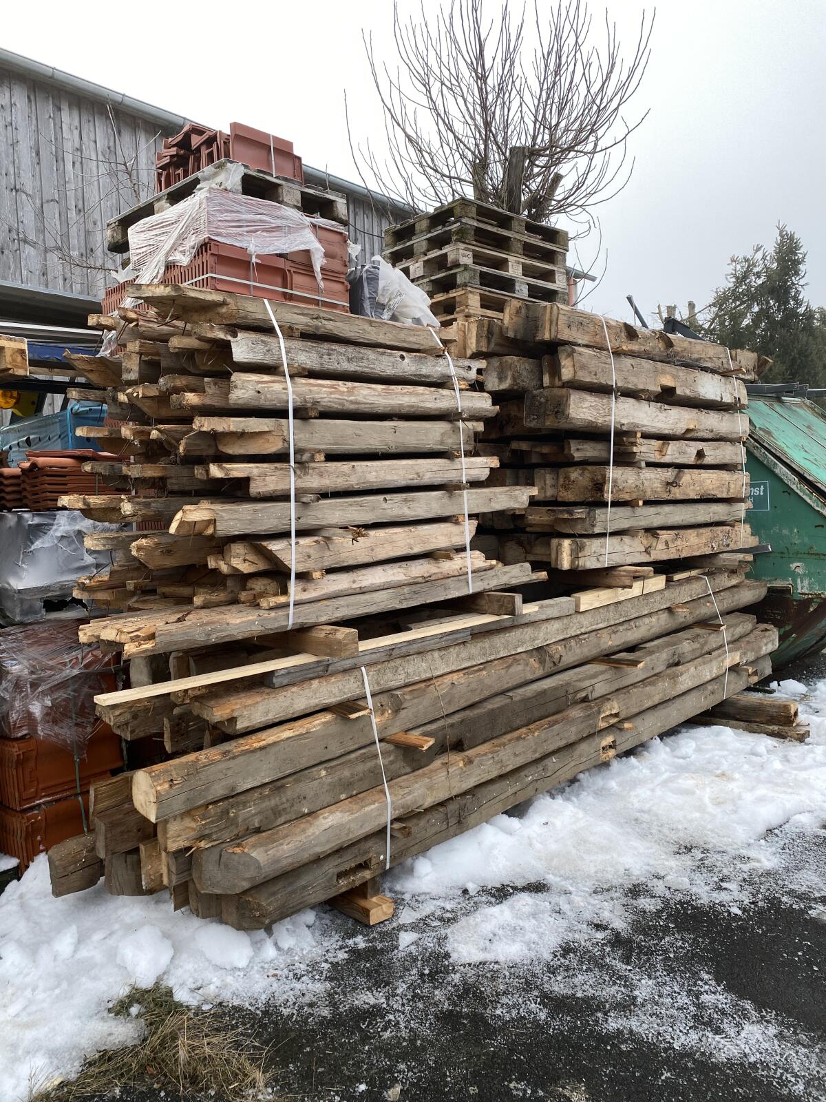 Handgehacktes Altholz aus Rückbau 2