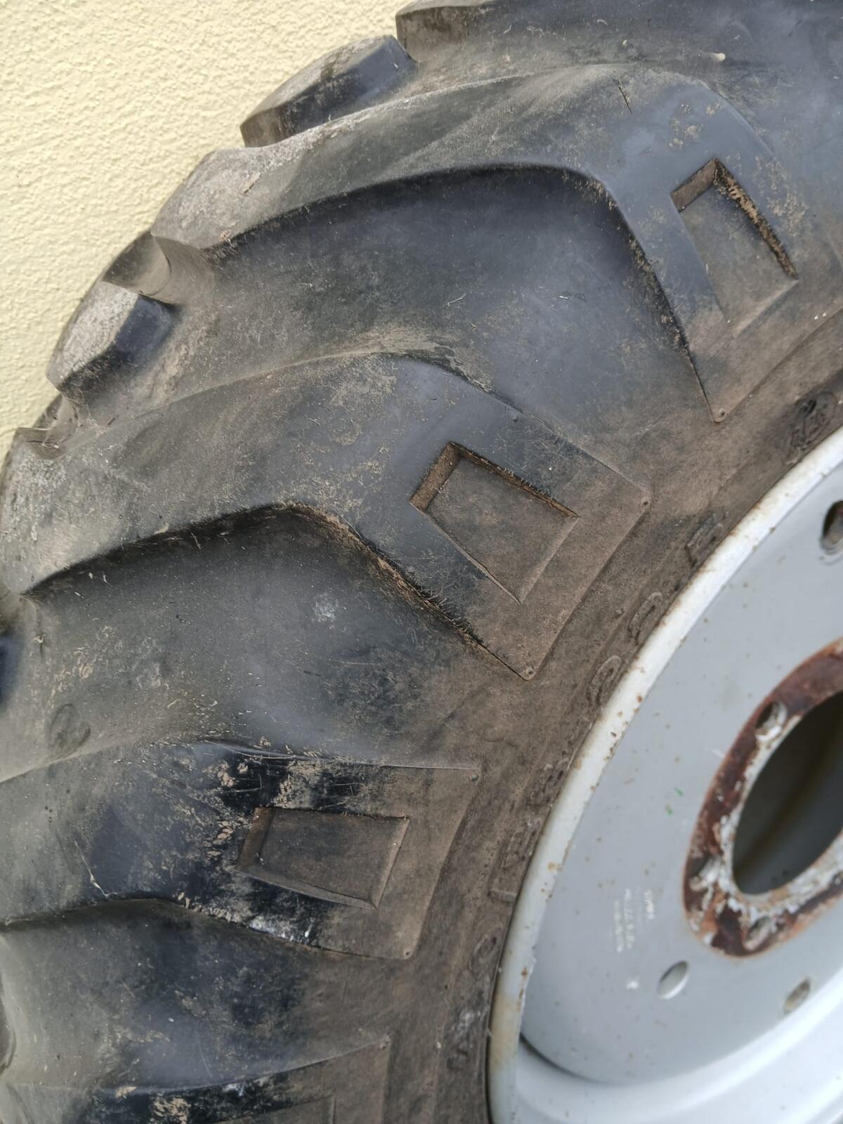 Verkaufe Reifen 500/60-22,5 (€ 300,-) und 400/55-22,5 (€ 200,-) 3