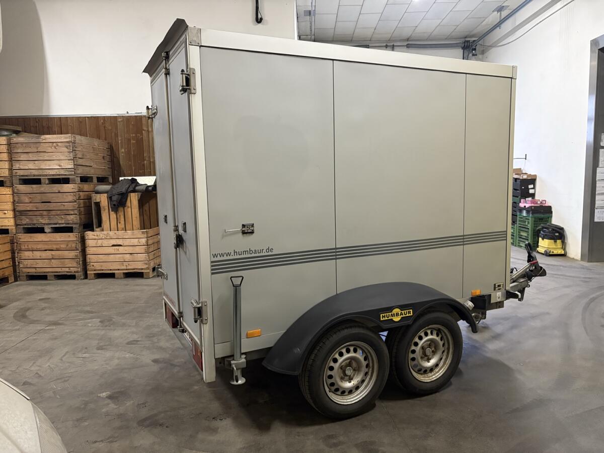 Humbaur Kofferanhänger isoliert 3