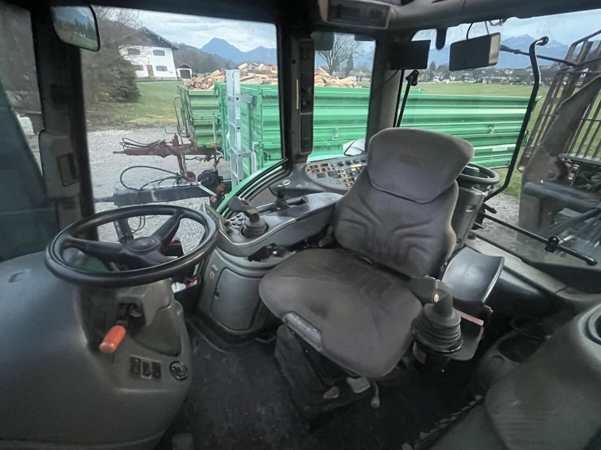 Valtra N142 mit Rückewagen 2