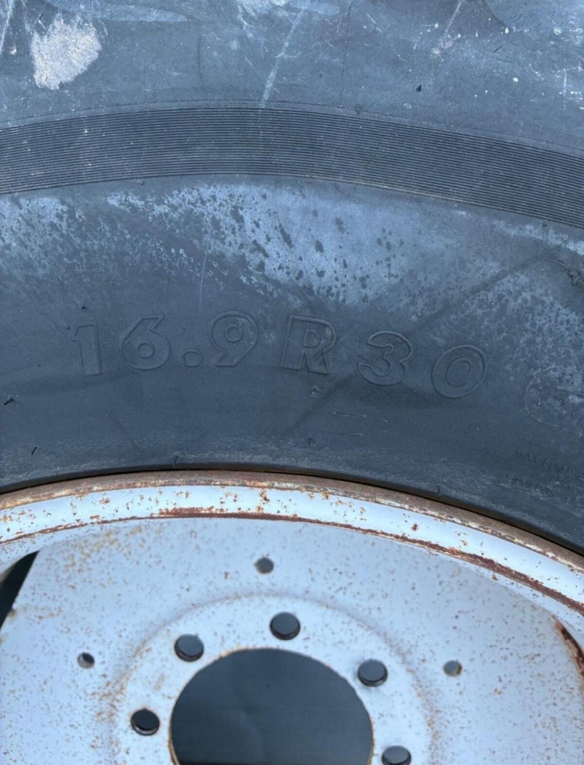 Kompletträder 16.9 R30 3