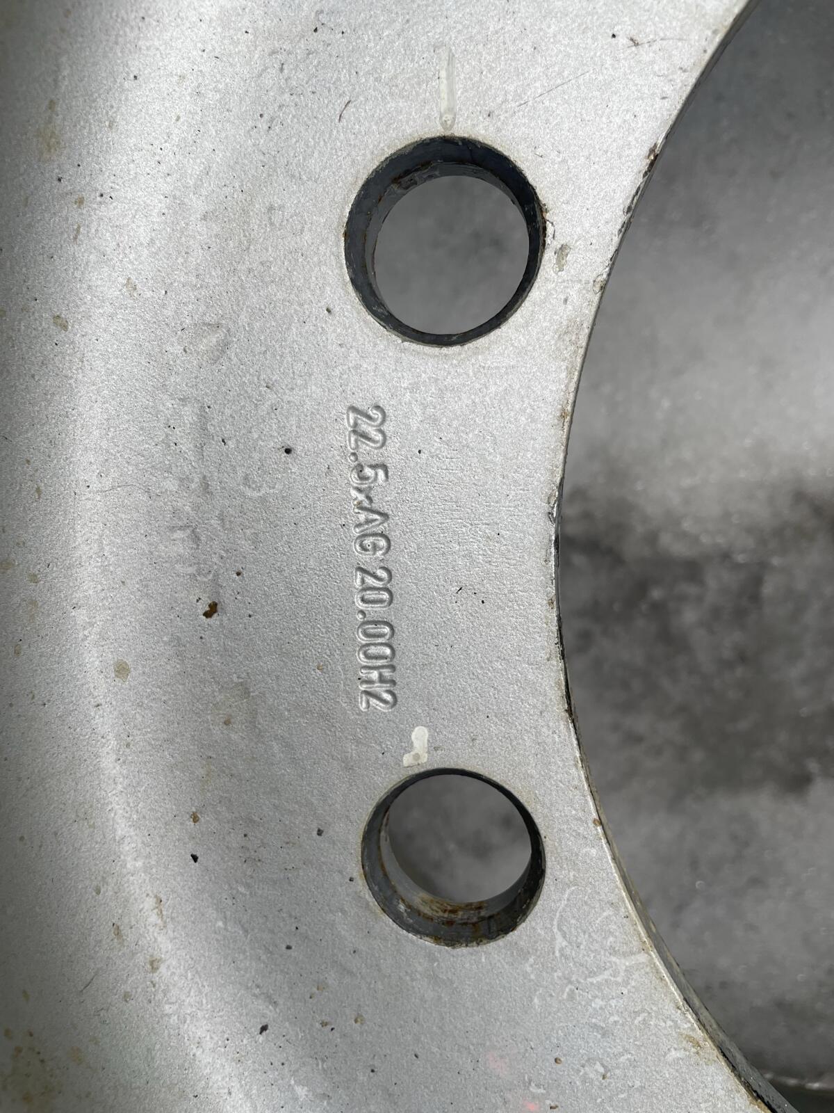 Verkaufe 4 Stk. Felgen 20x22,5 10 Loch ET-10 pro Stk. € 150,- 3