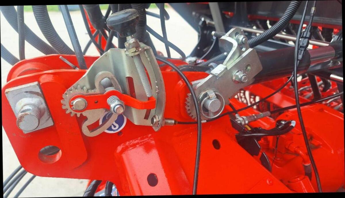 Kuhn HR 3040 mit Sitera 3030-24 E Isobus Sähkombi 3