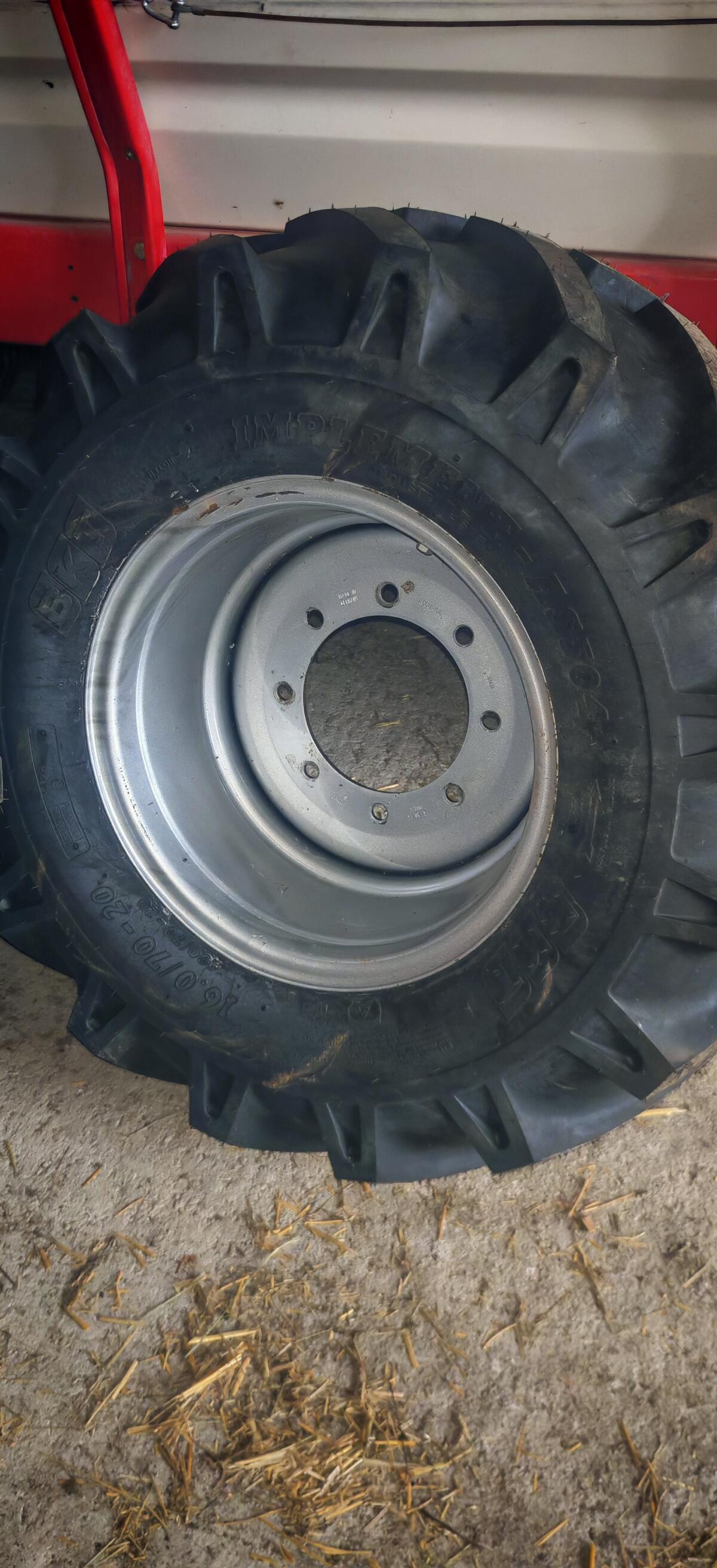 Kompletträder BKT 400/70-20 ET-5 2