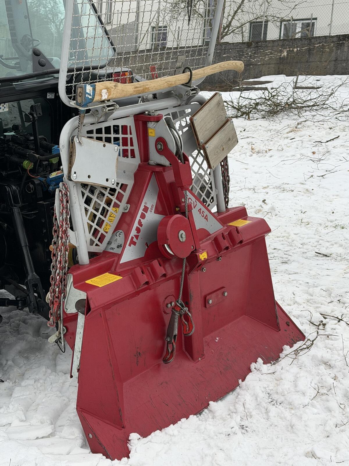 Tajfun EGV 45 AHK mit 140 cm Schildbreite und klappbarem Schutzgitter 2