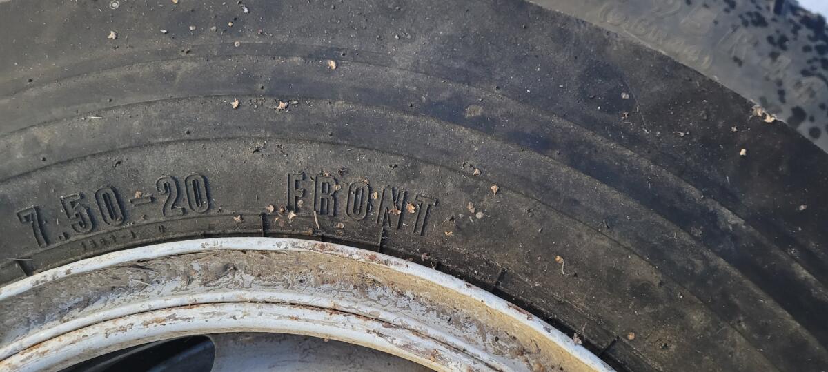 Kompletträder 230/95 R44 und 7.50-20 Front 3