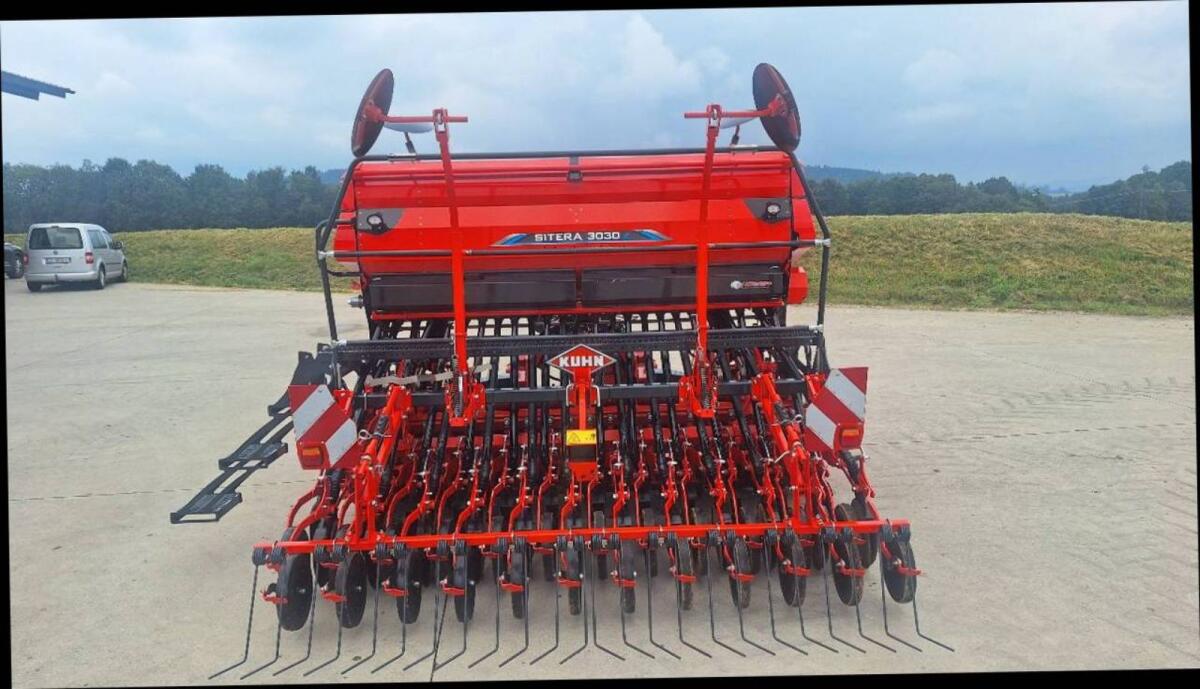 Kuhn HR 3040 mit Sitera 3030-24 E Isobus Sähkombi 2