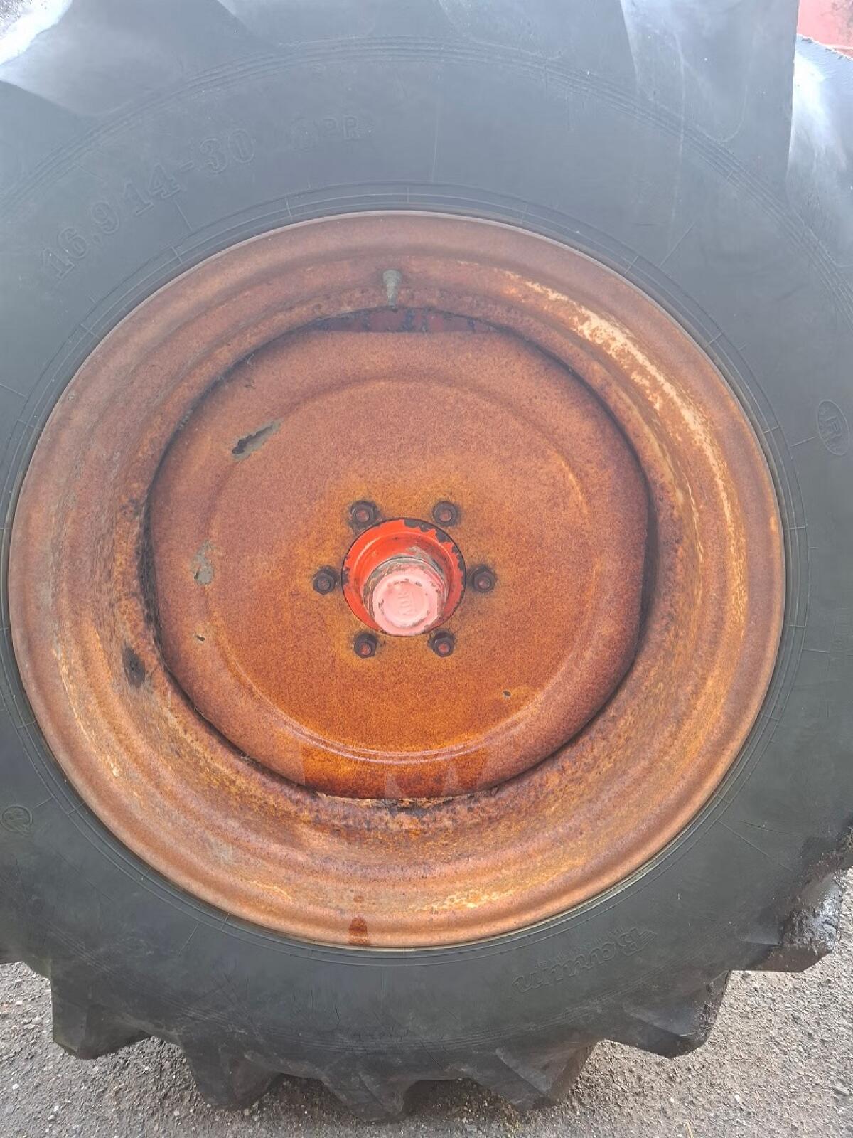 Traktorreifen mit Felgen 2