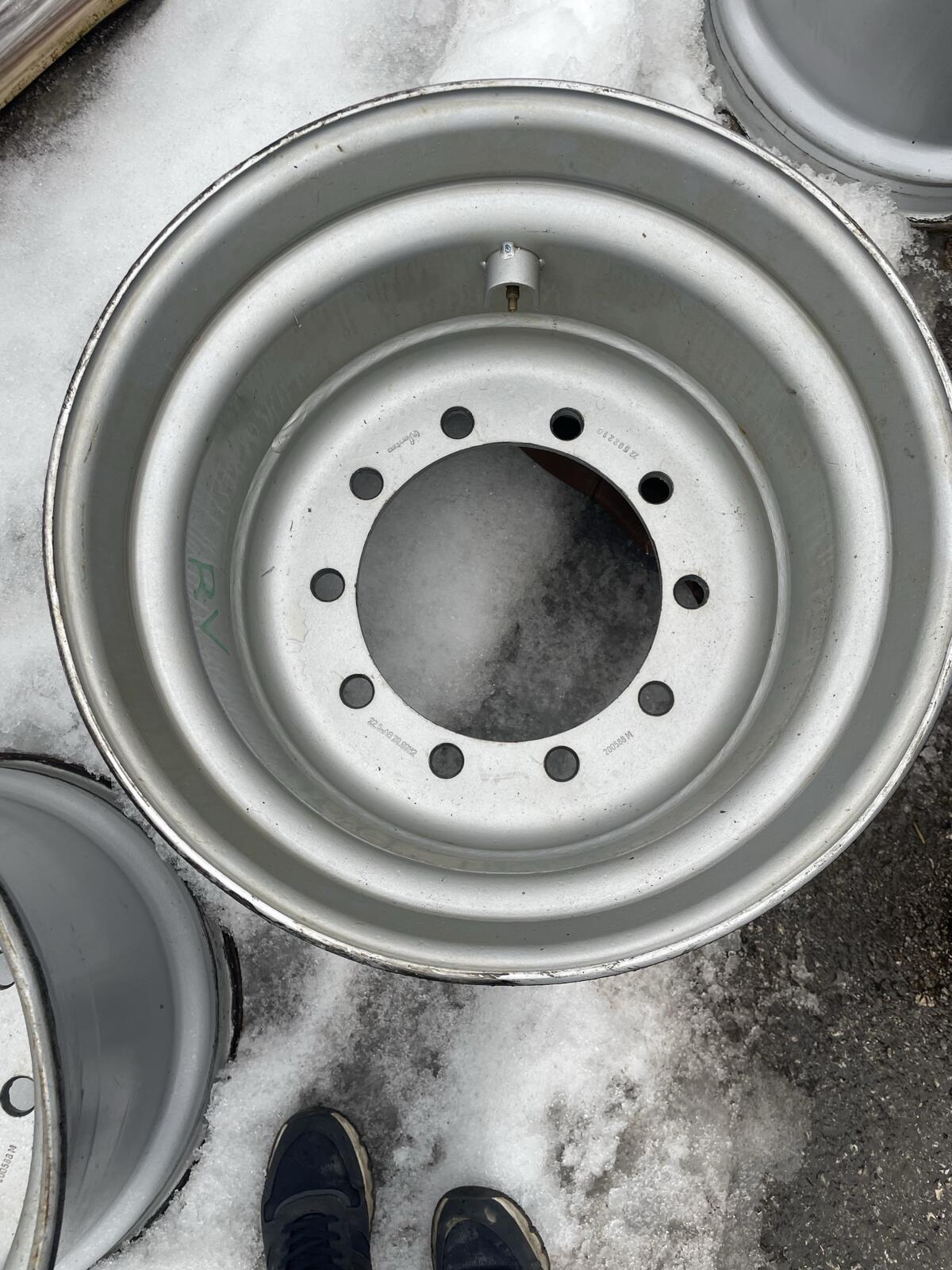 Verkaufe 4 Stk. Felgen 20x22,5 10 Loch ET-10 pro Stk. € 150,- 2