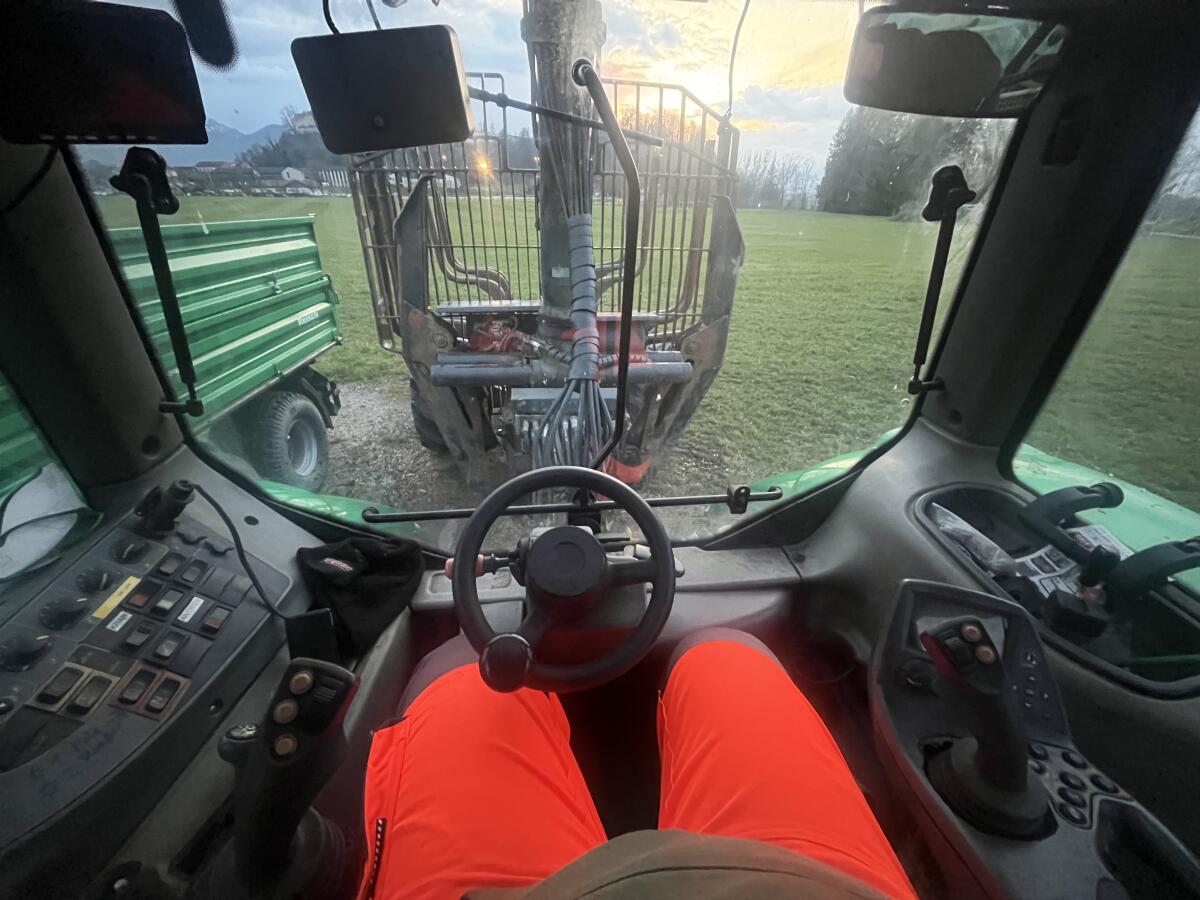 Valtra N142 mit Rückewagen 3