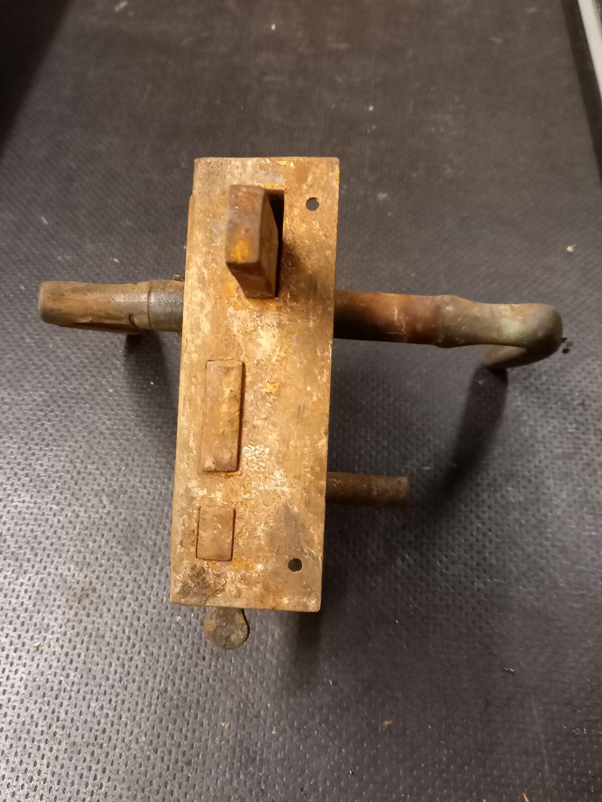 Altes verrostetes Kasten Schloss 3