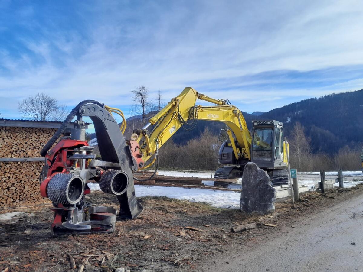 Hitachi Kettenbagger mit Harvesteraggregat 2