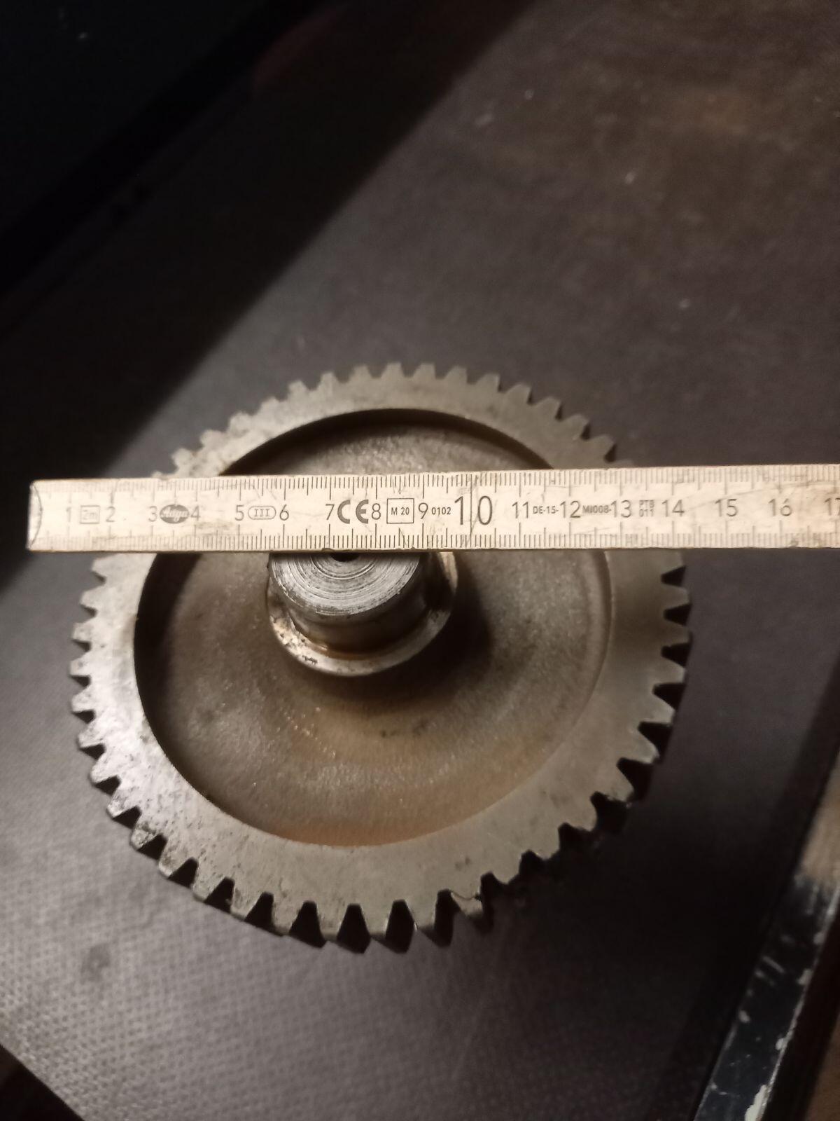 Defektes Zahnrad mit Zapfwellen-Stummel 3