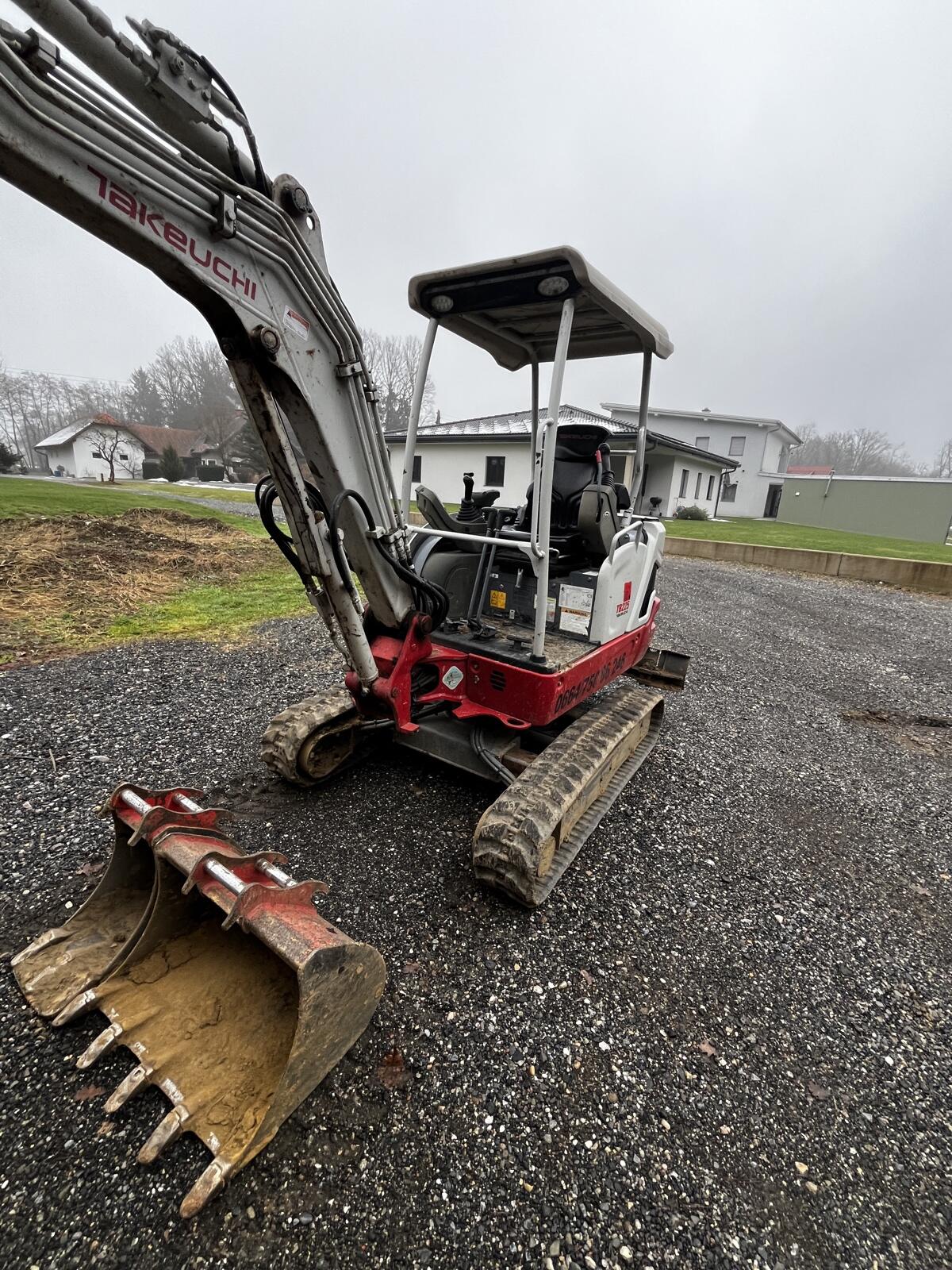 Takeuchi TB225 mit 3 Löffeln und Holzgreifer 3