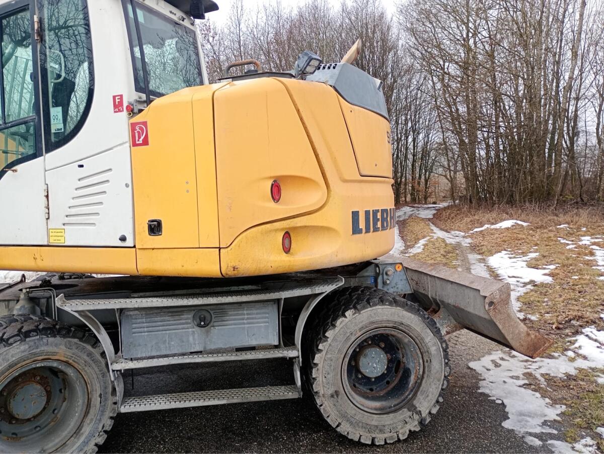 Liebherr A910 Compact 3