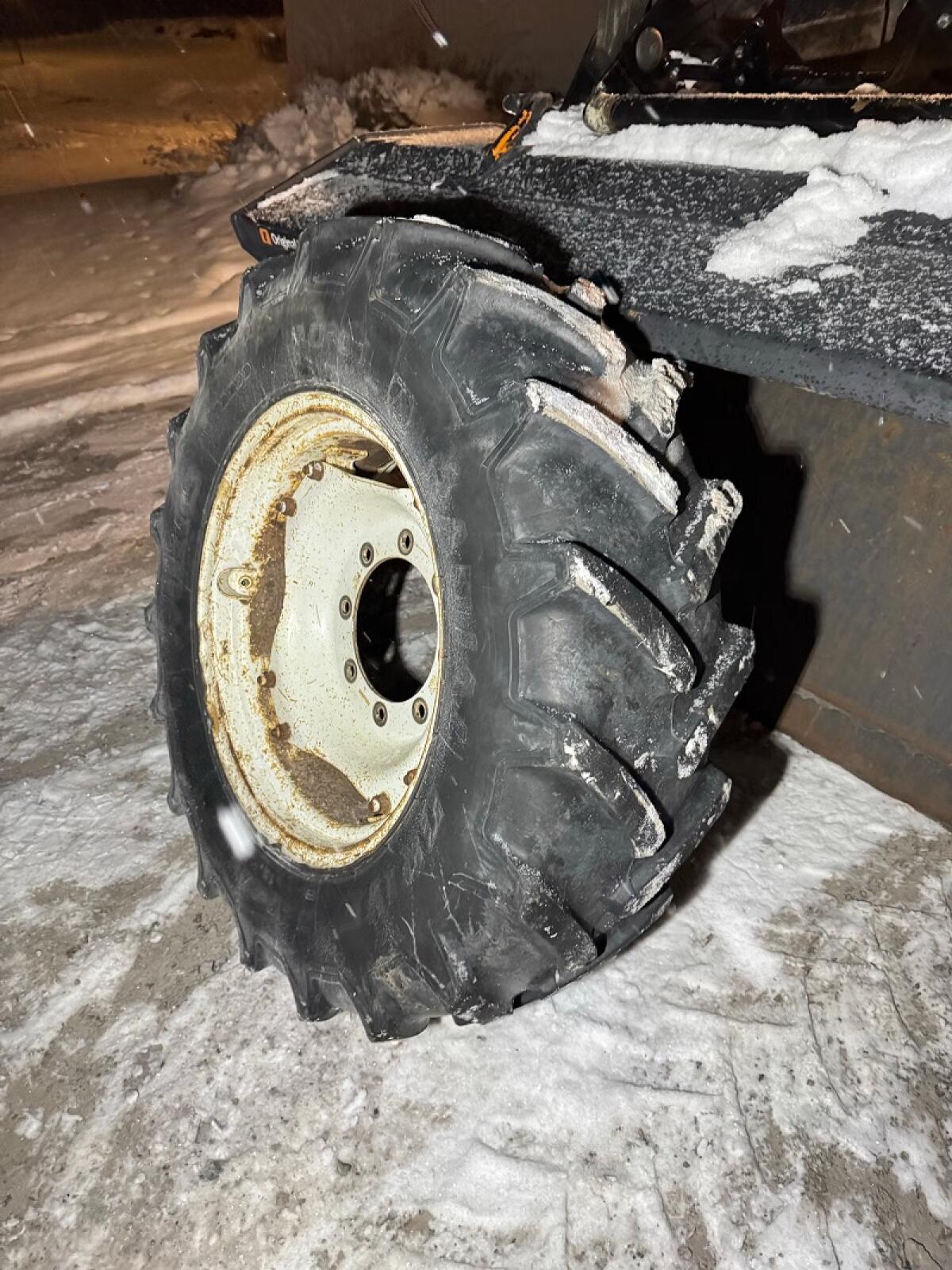 Traktorreifen 320/85 R24 2