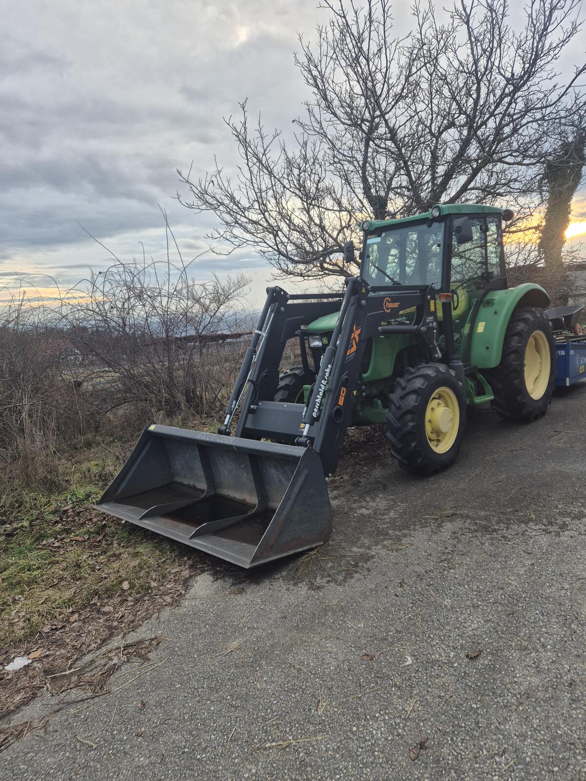 John Deere 5055e mit Kabine und Hauer Frontlader 3