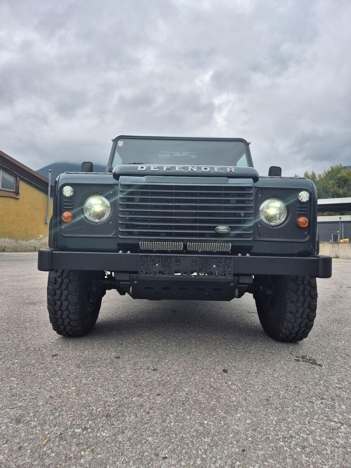 Land Rover Defender 3