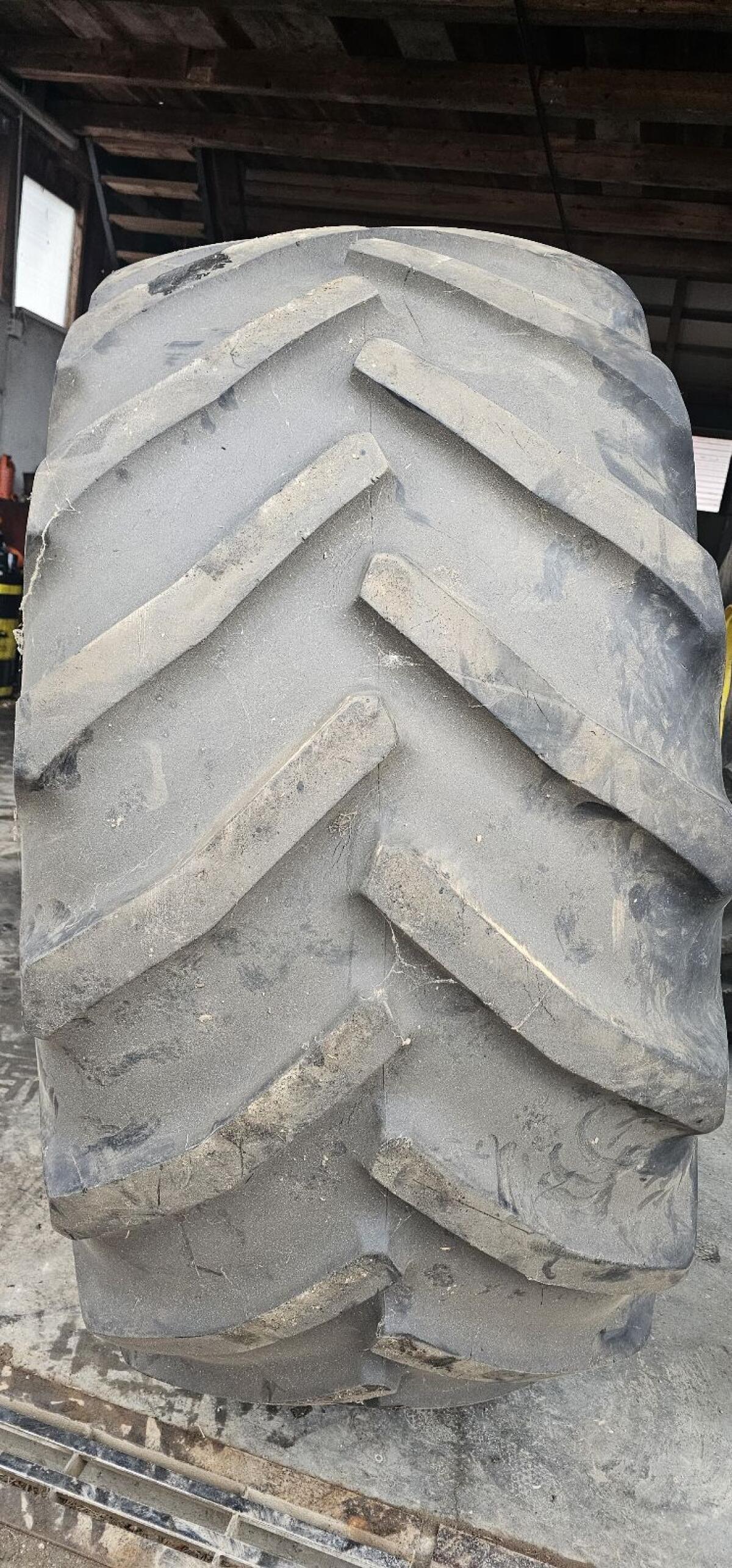 Reifen inkl. Felgen, 800/65R32 3