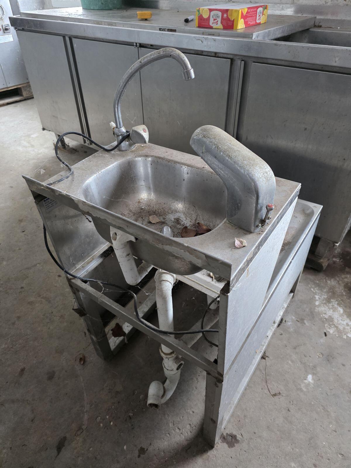 Waschbecken mit Sensor 2