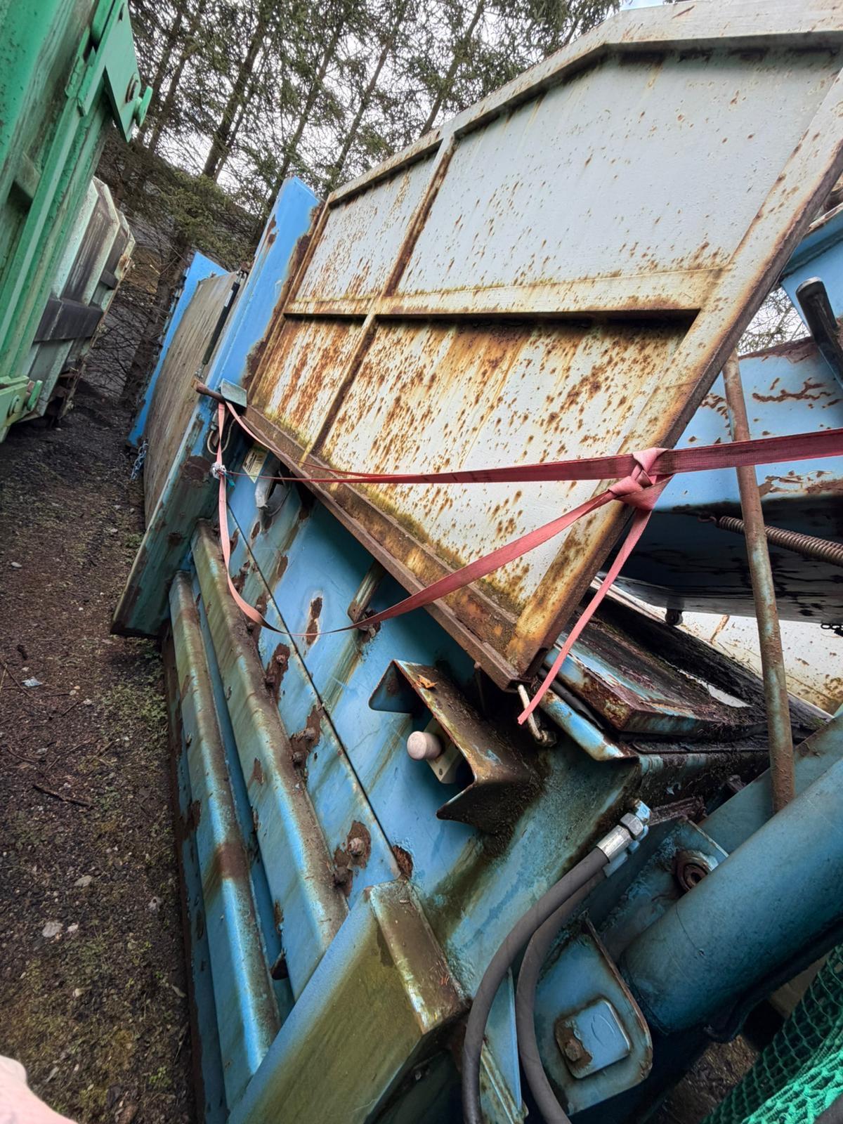 Presscontainer mit Hub-Kippvorrichtung - Abrollcontainer 3